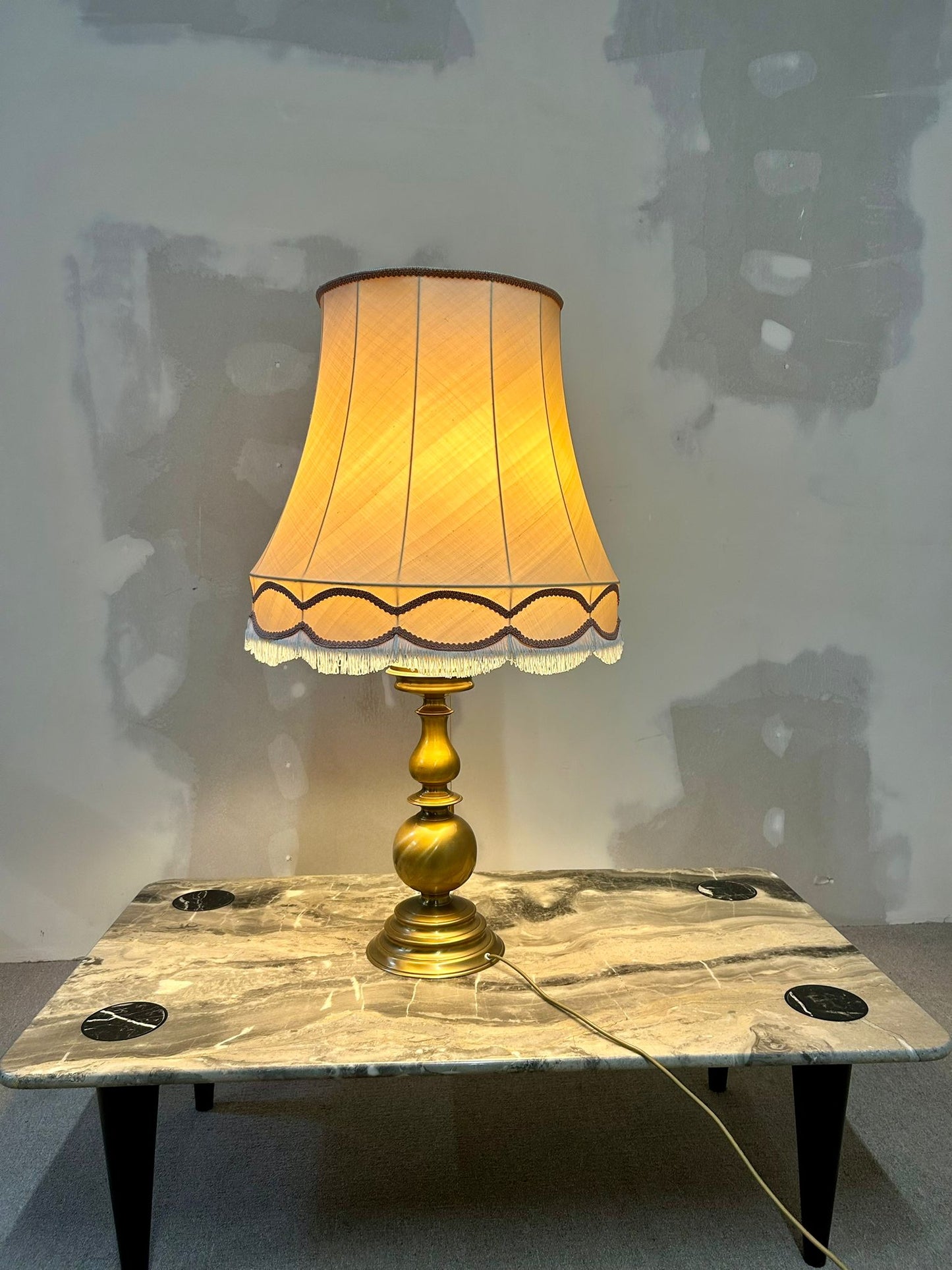 Vintage Tischlampe mit goldfarbenen Sockel und Stoffschirm