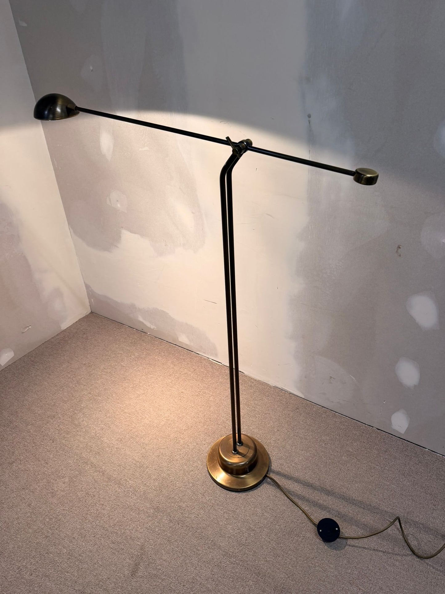 Verstellbare Mid Century Stehlampe aus Messing und Metall