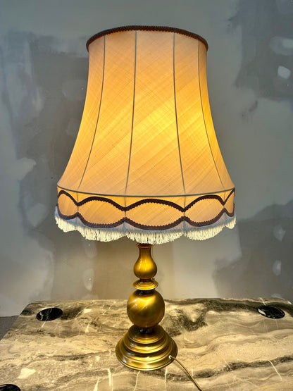 Vintage Tischlampe mit goldfarbenen Sockel und Stoffschirm