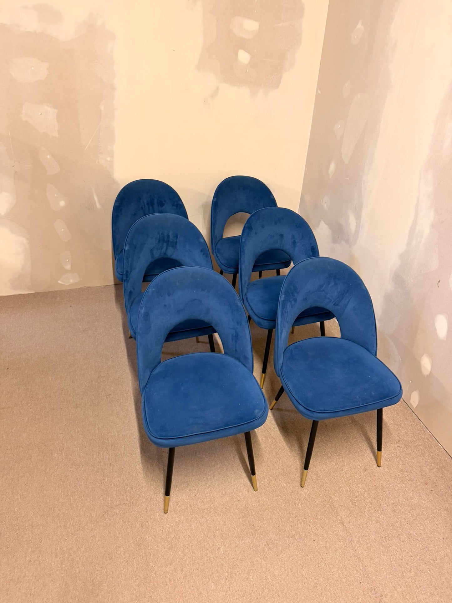 Moderne gepolsterte Esszimmerstühle mit blauem Samtstoff