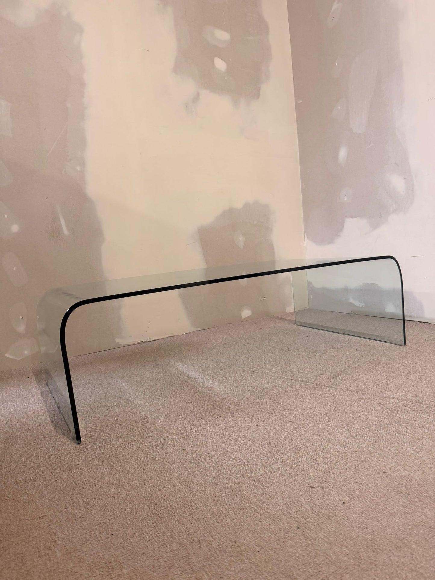 Minimalistischer Mid Century Glastisch, gebogener Glasplatte