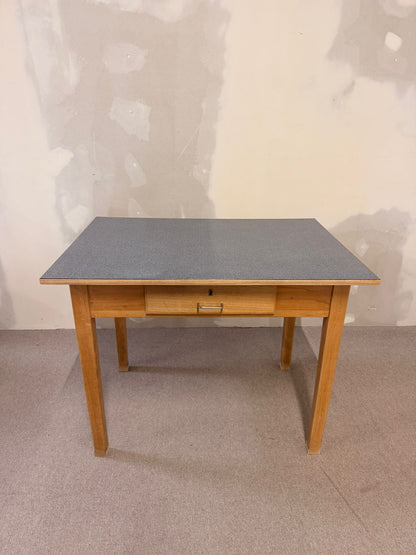 Robuster Vintage Tisch mit Schublade und Resopalplatte