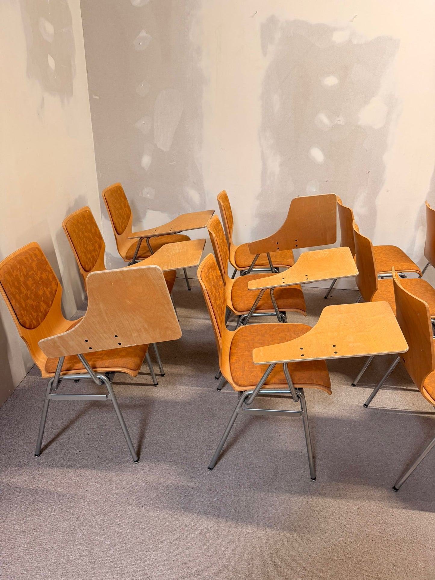 12 vintage Stühle mit Schreibplatte stapelbar Seminarstuhl