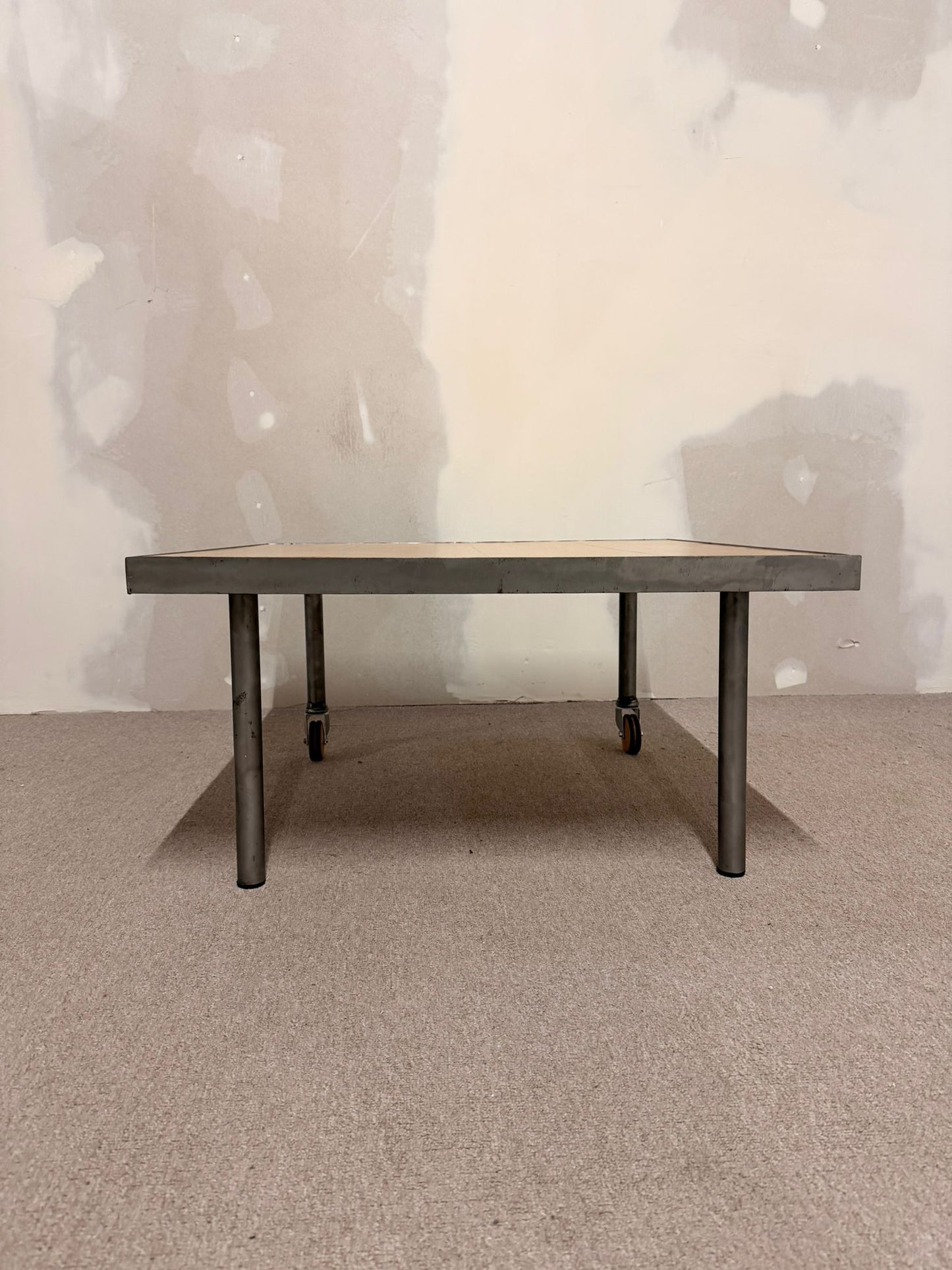 Couchtisch aus Holz und Metall mit 2 Rollen Handmade