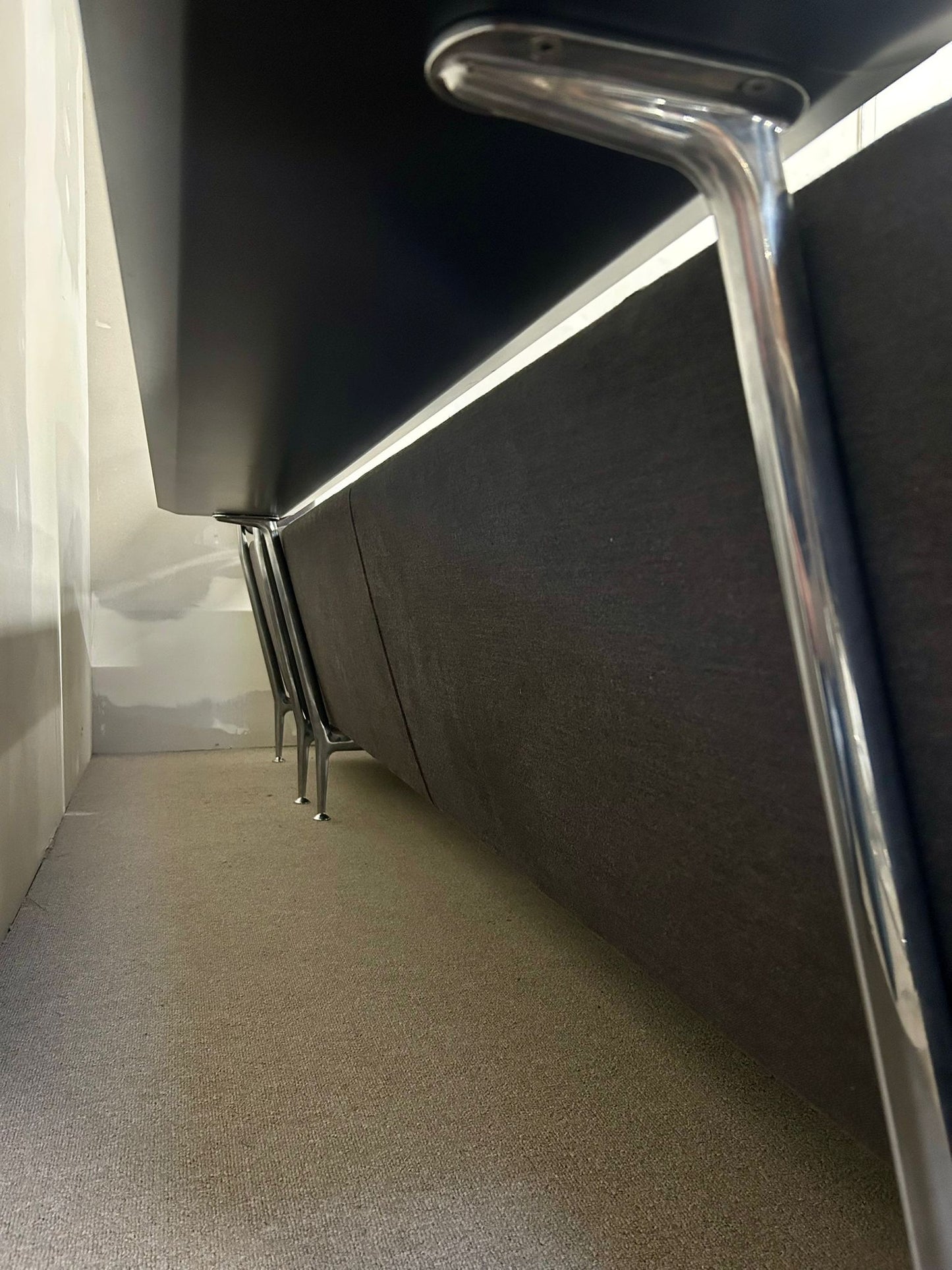 Vitra Suita Sofa, dunkelgrau modulares Ecksofa mit Ablage