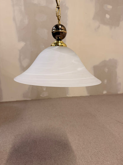 Hängelampe mit gemustertem Glasschirm und Messinghalterung
