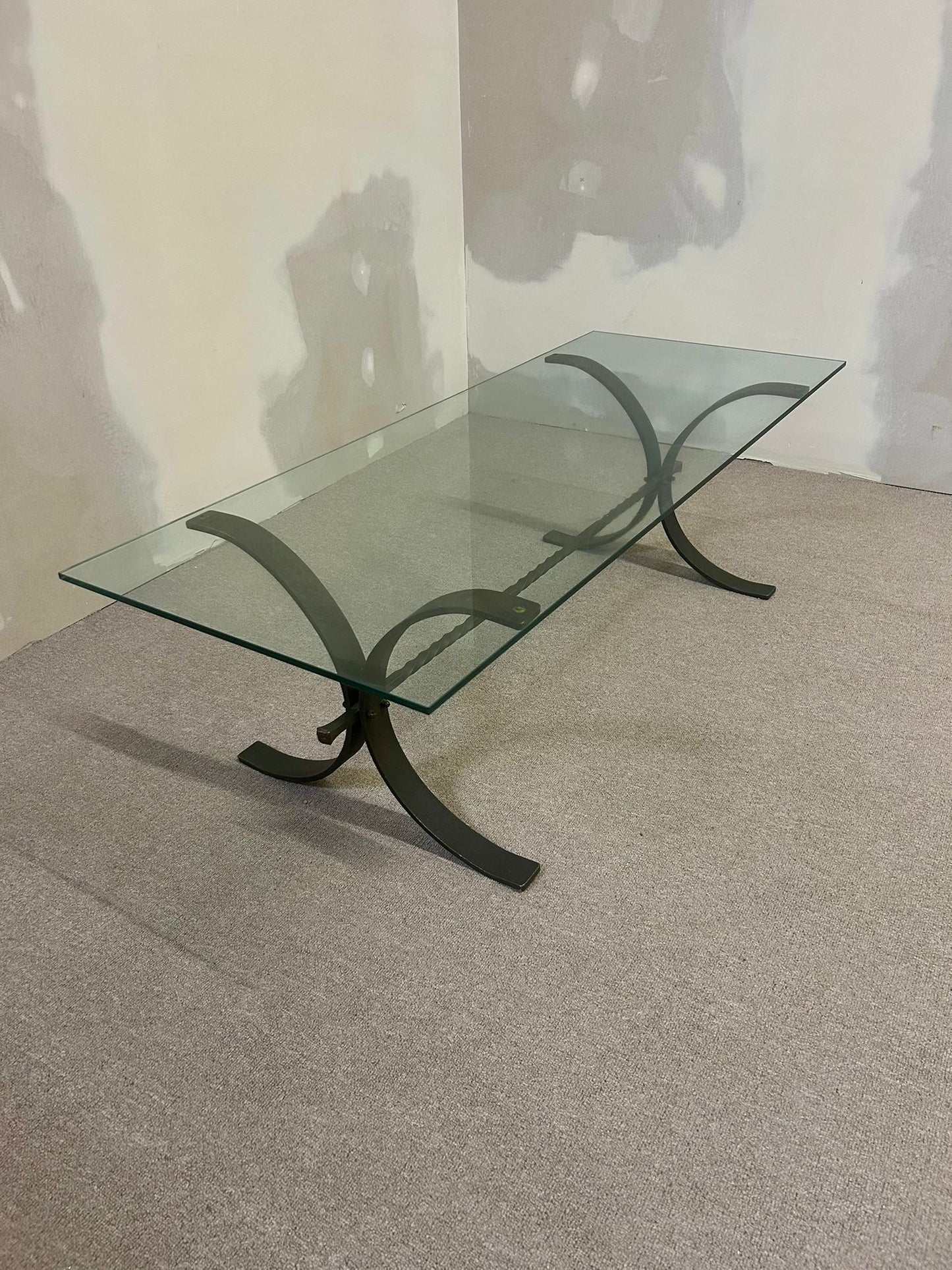 Eleganter Glastisch mit Gusseisen Fussgestell