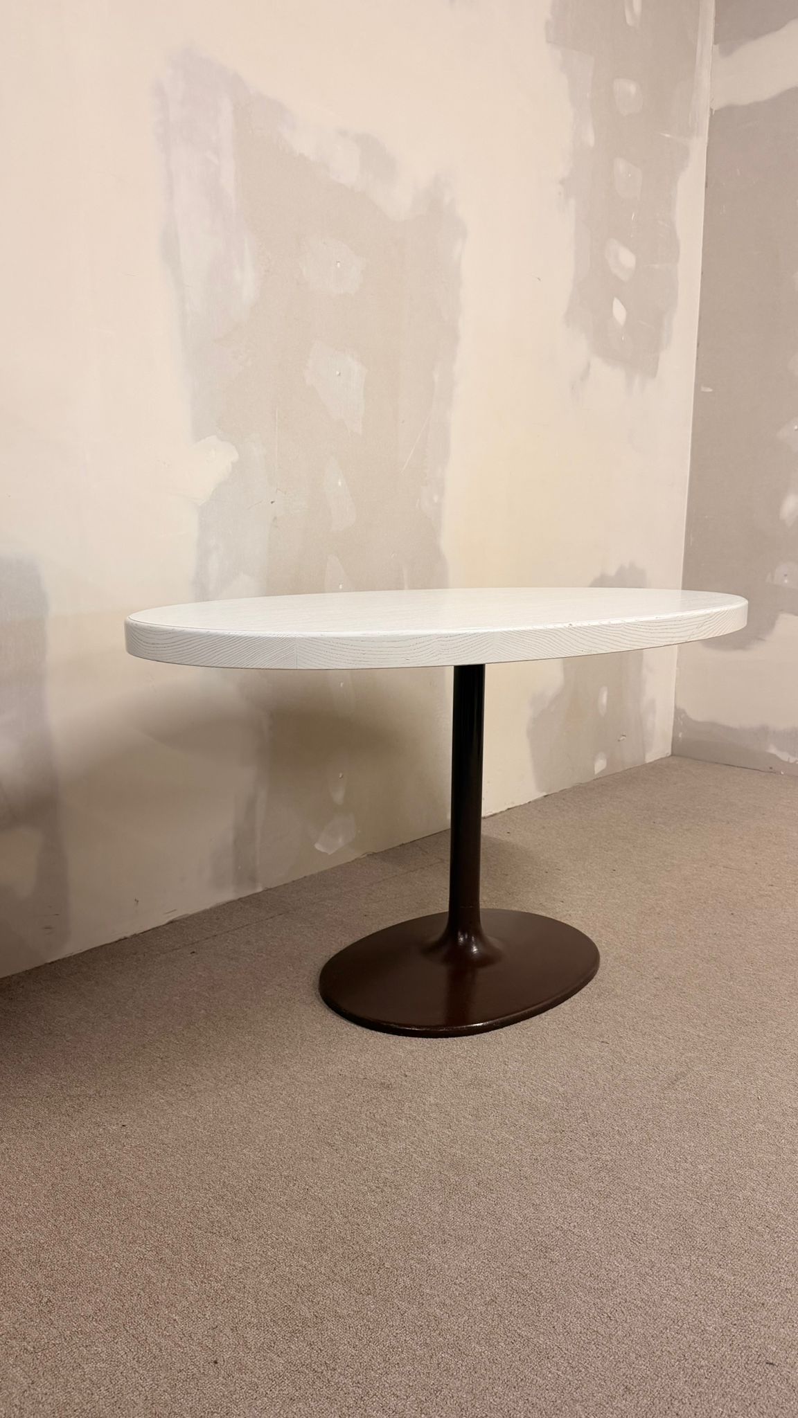 Ovaler Tisch mit Holzplatte und ovalem Fuss im Tulip Stil
