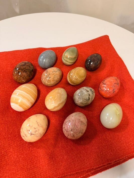 Set aus 13 polierten Naturstein Eier versch. Mineralien