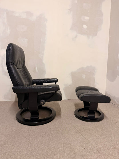Stressless Consul Relaxsessel mit Hocker aus Leder, schwarz