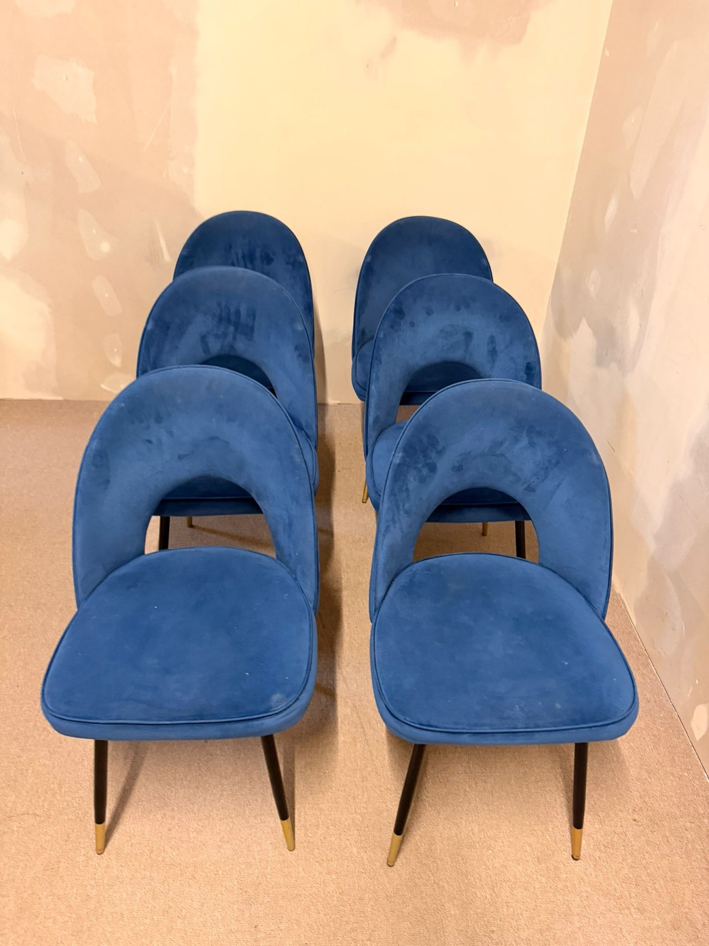 Moderne gepolsterte Esszimmerstühle mit blauem Samtstoff