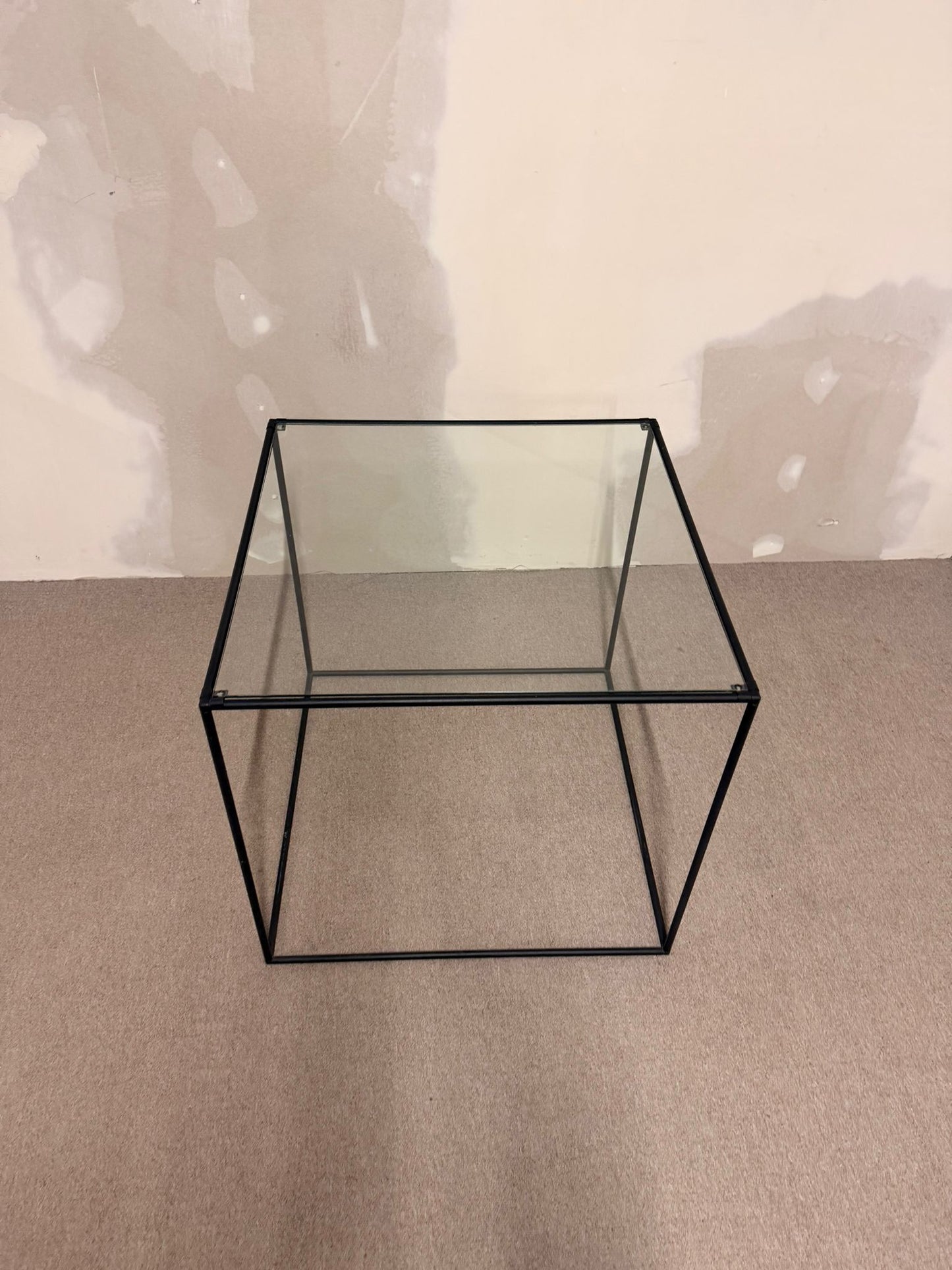 Würfelförmiger Beistelltisch Cube aus schwarzem Metall/ Glas