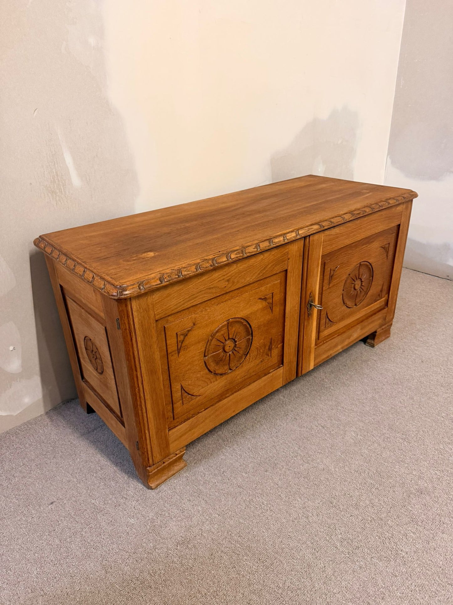 Rustikale vintage Truhe/Kommode aus Holz mit Schlüssel