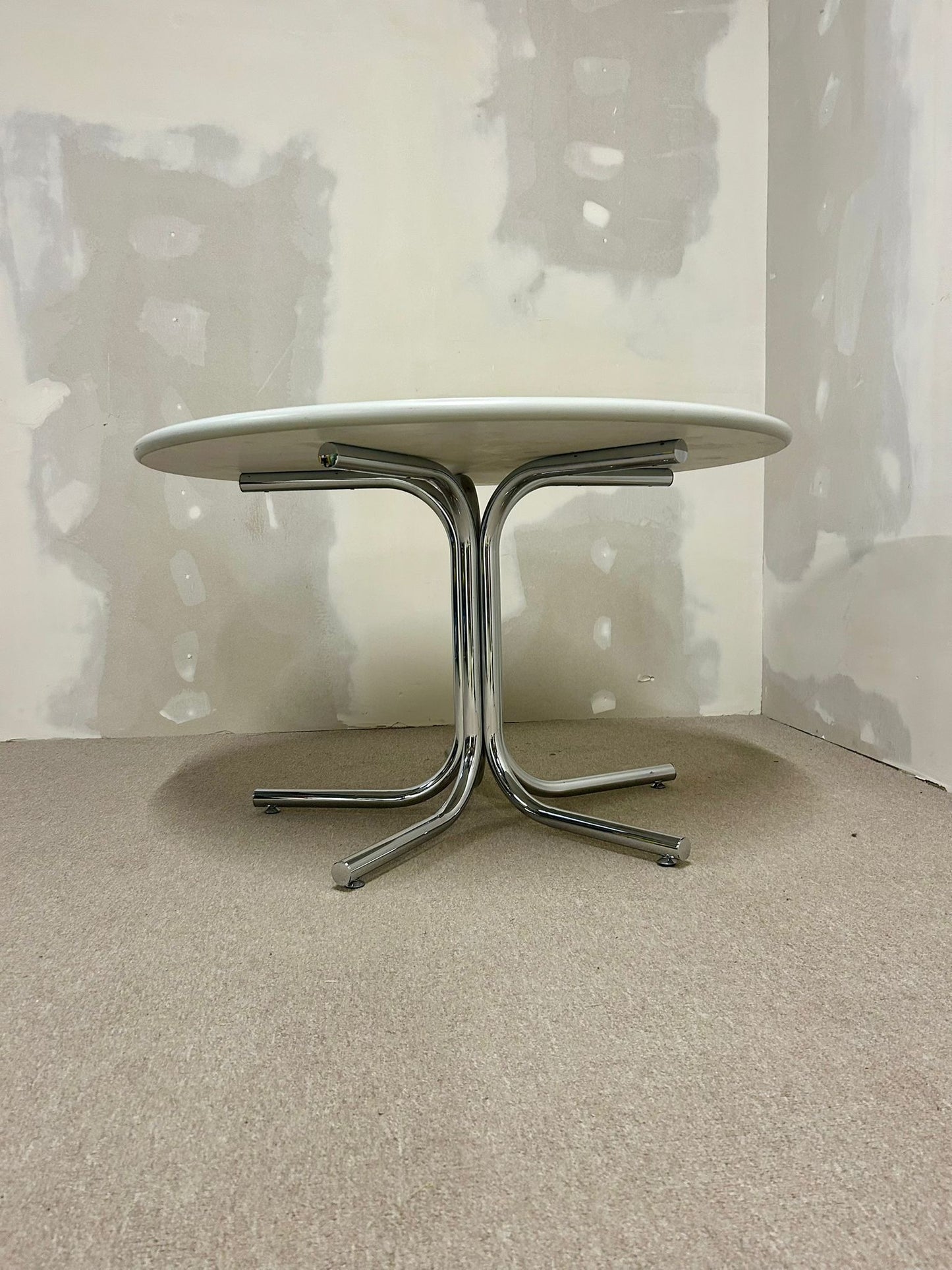 Runder Tisch mit Chrom-Füsse und grau-weisser Platte