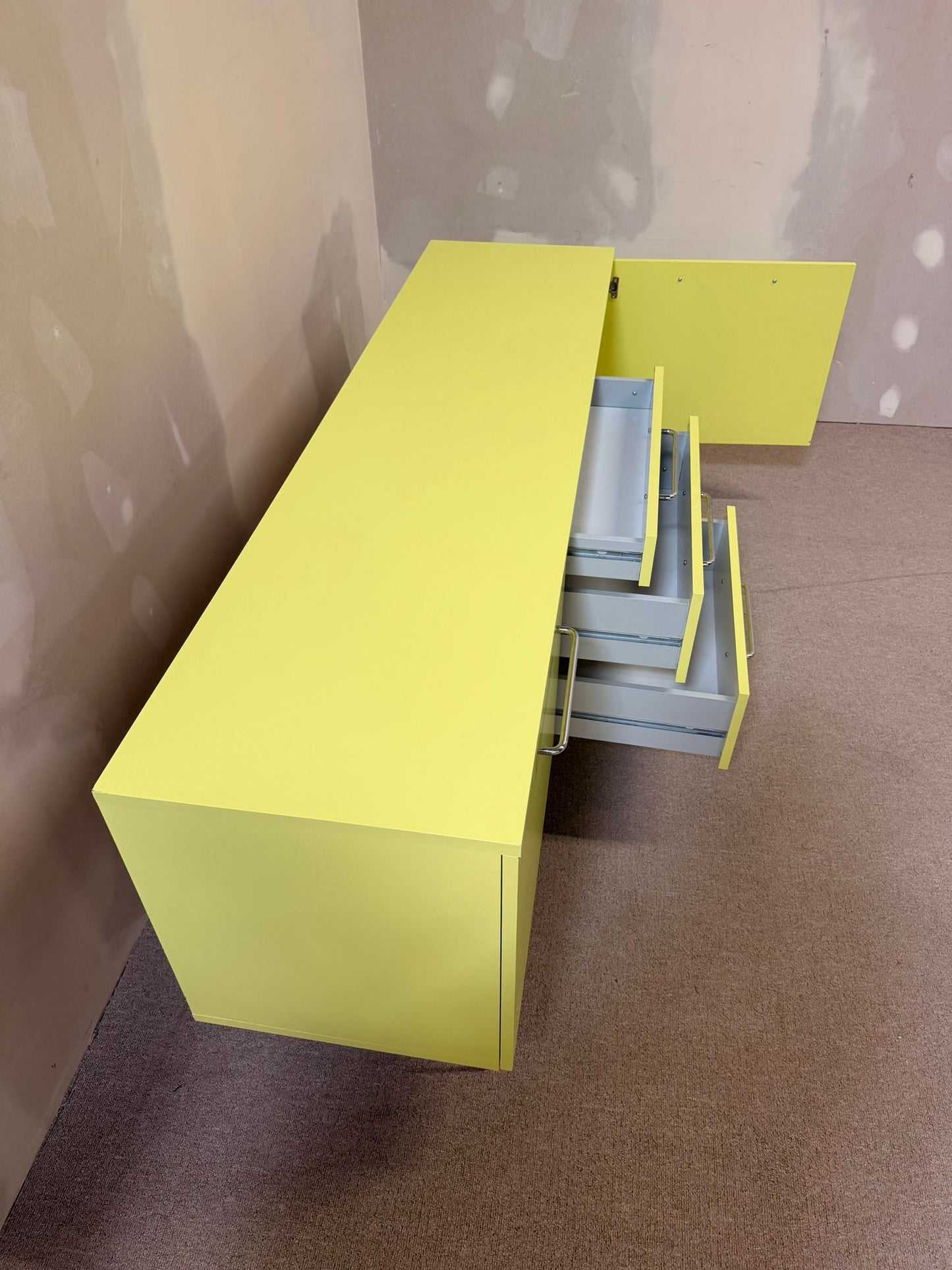 Modernes limettengrünes Sideboard Büffet im Retro Stil