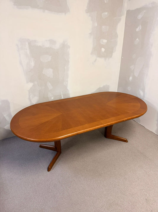 Mid Century Esstisch oval aus Holz ausziebar in 2 Stufen