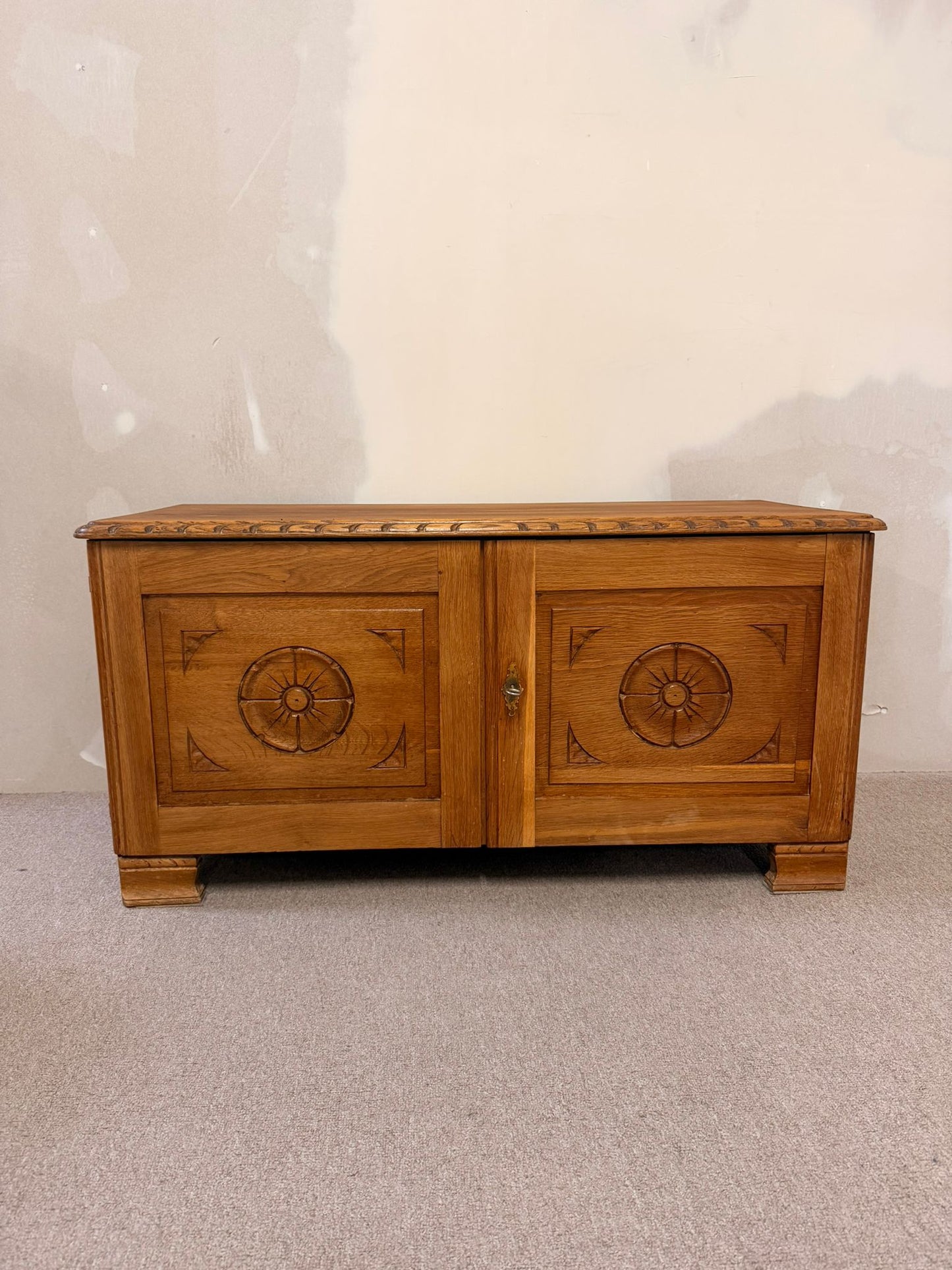 Rustikale vintage Truhe/Kommode aus Holz mit Schlüssel