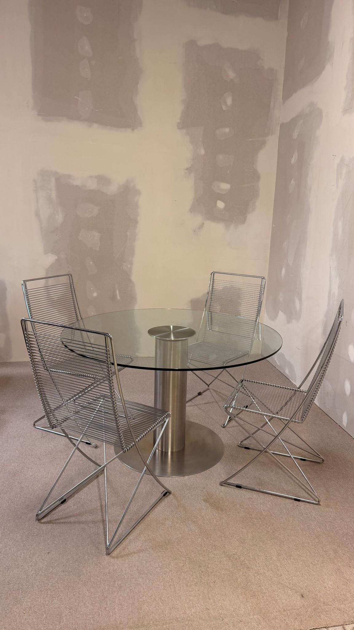 Edler Esstisch aus Glas mit poliertem Edelstahlgestell rund