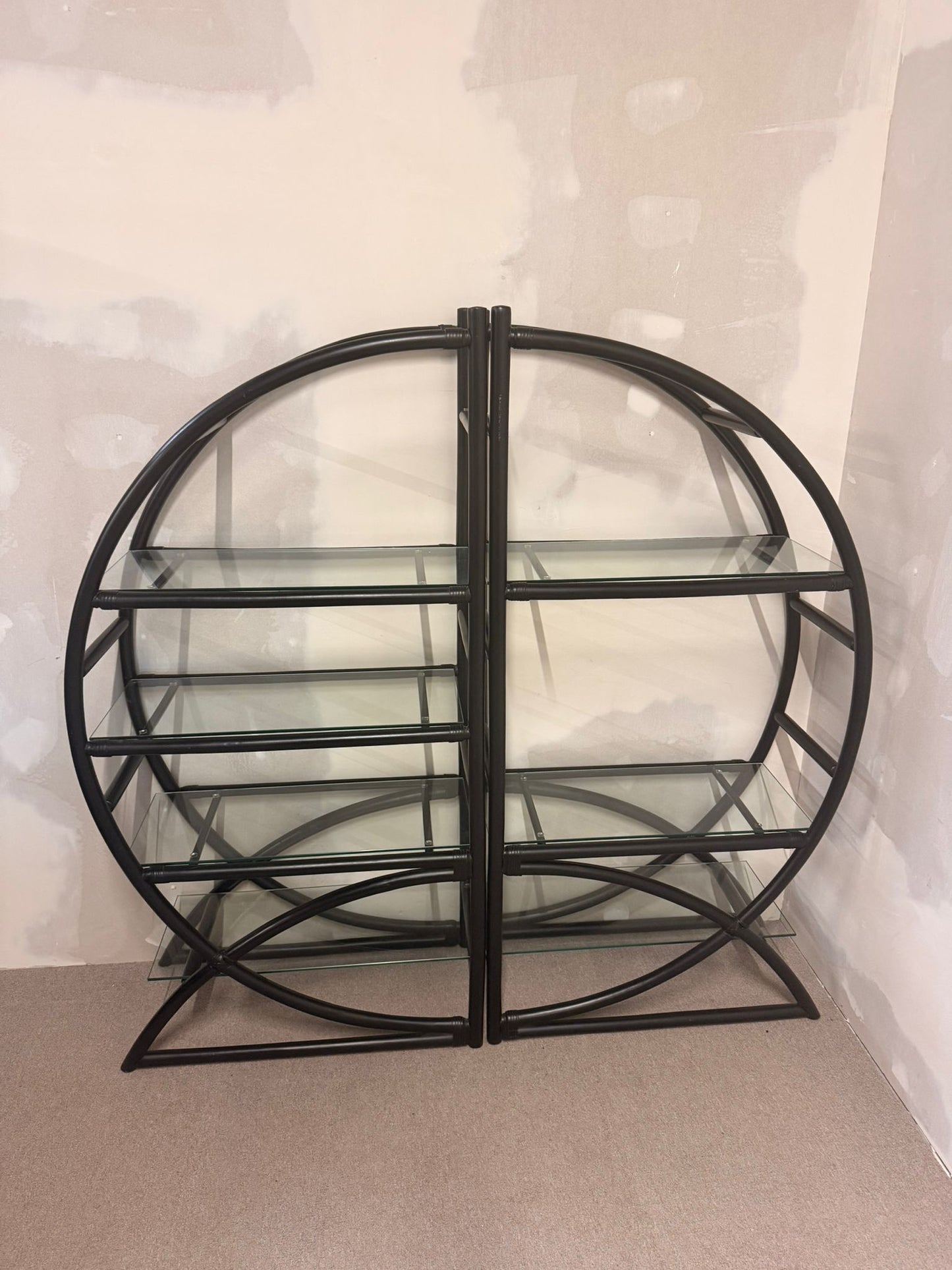 Vintage Designer Raumteiler aus Rattan, Bambusregal mit Glas