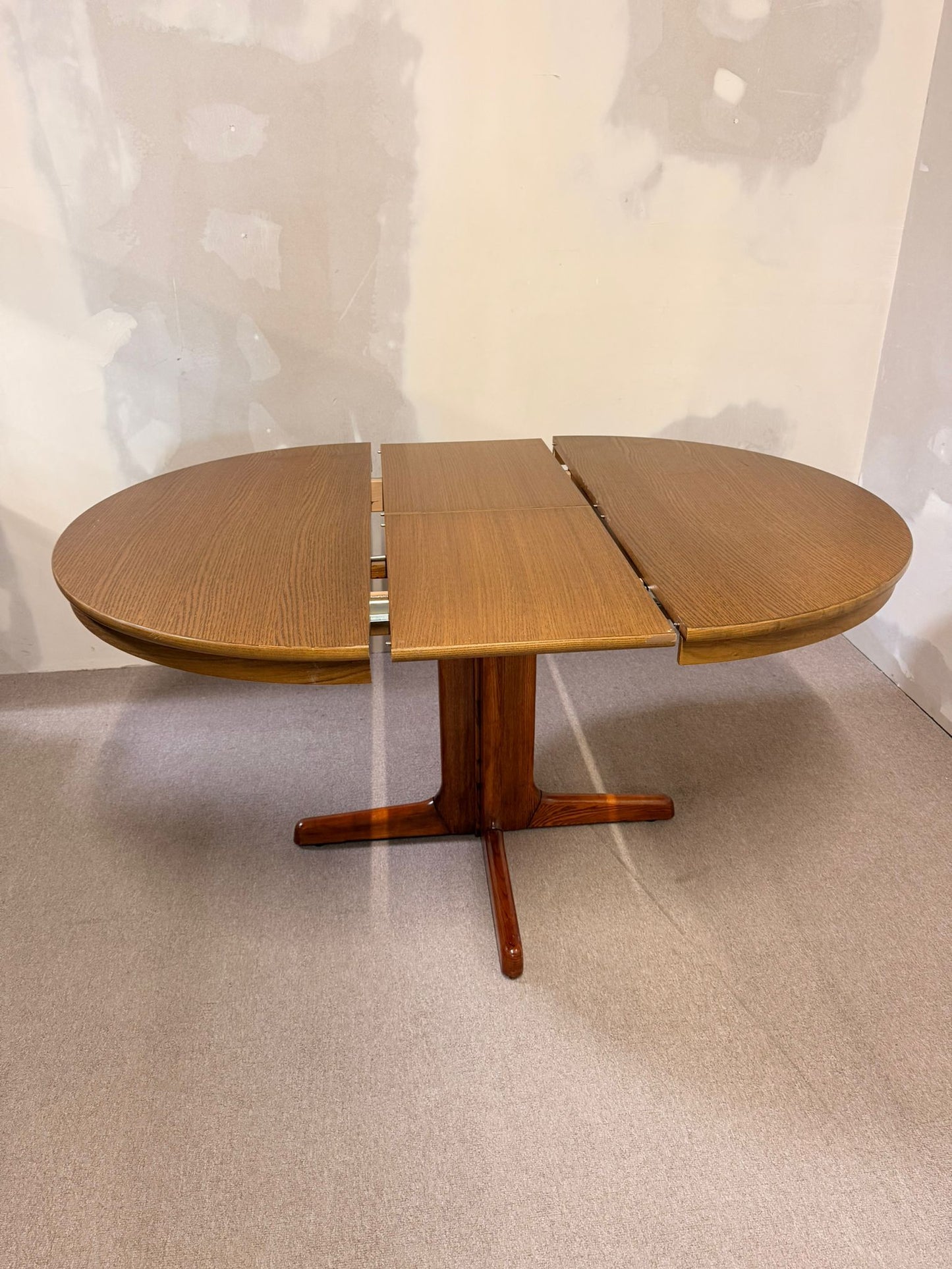 Runder ausziehbarer Mid-Century Esstisch, Dänisches Design