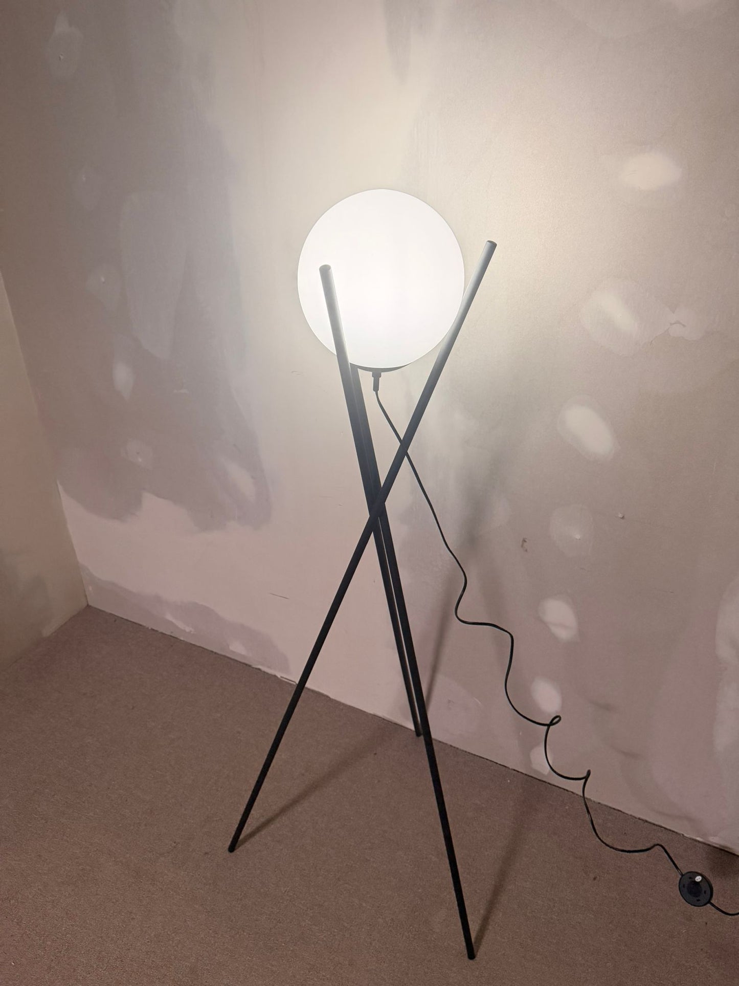 Stylische dreibein Stehlampe mit Glaskugel und Metallständer
