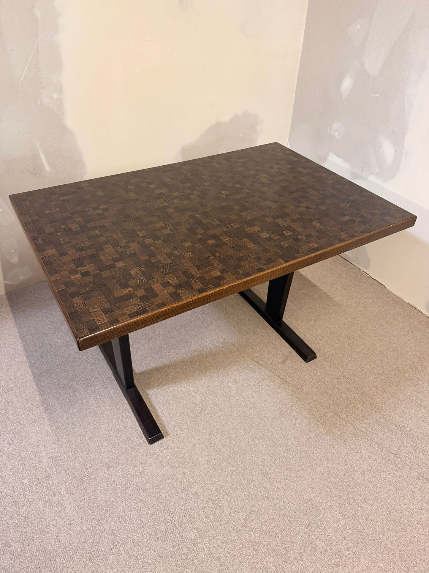 Dunkler vintage Mosaik Tisch mit Schachbrettmuster Esstisch