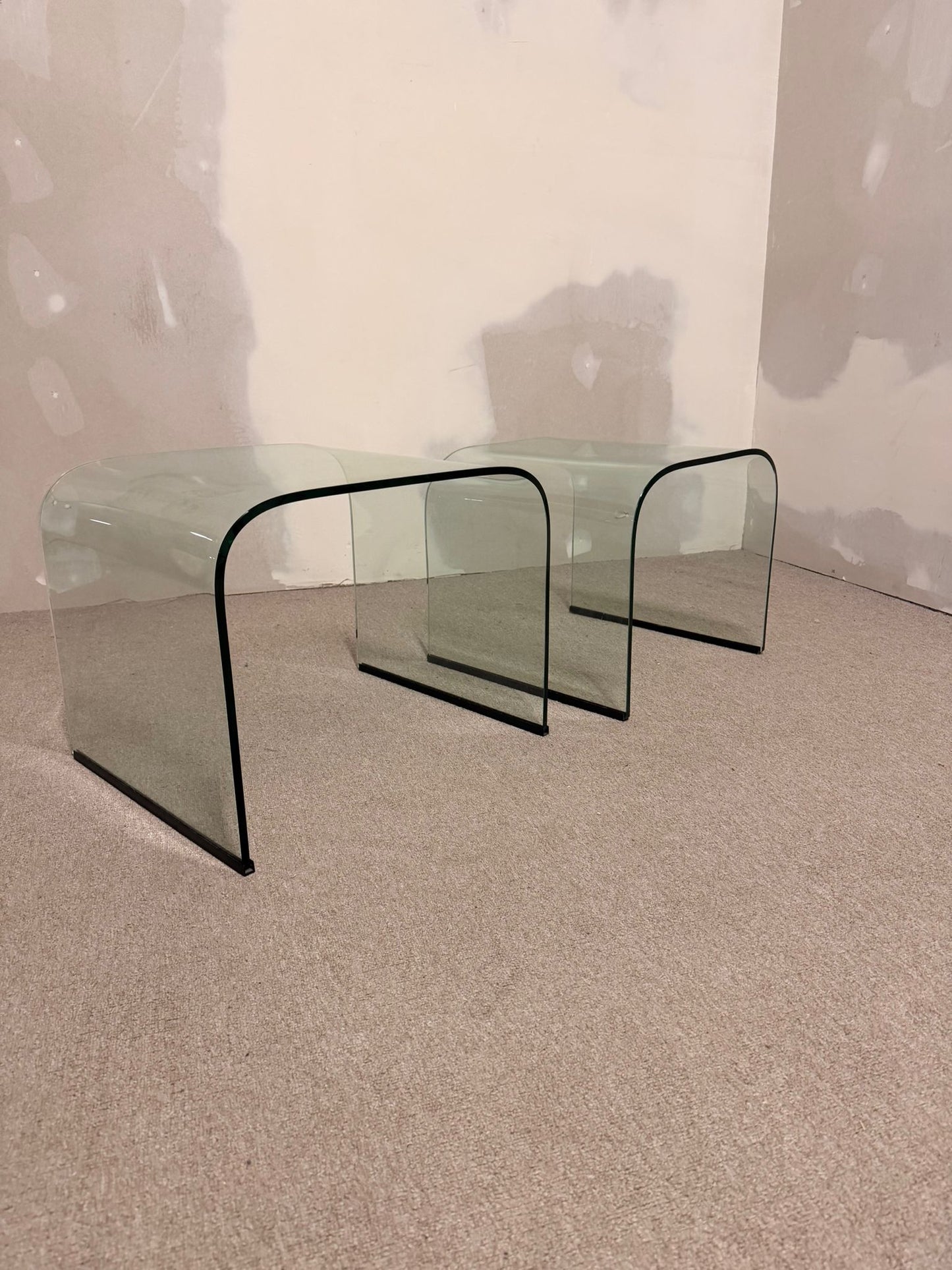 2er Set Gebogene Glas Beistelltische Waterfall Satztische