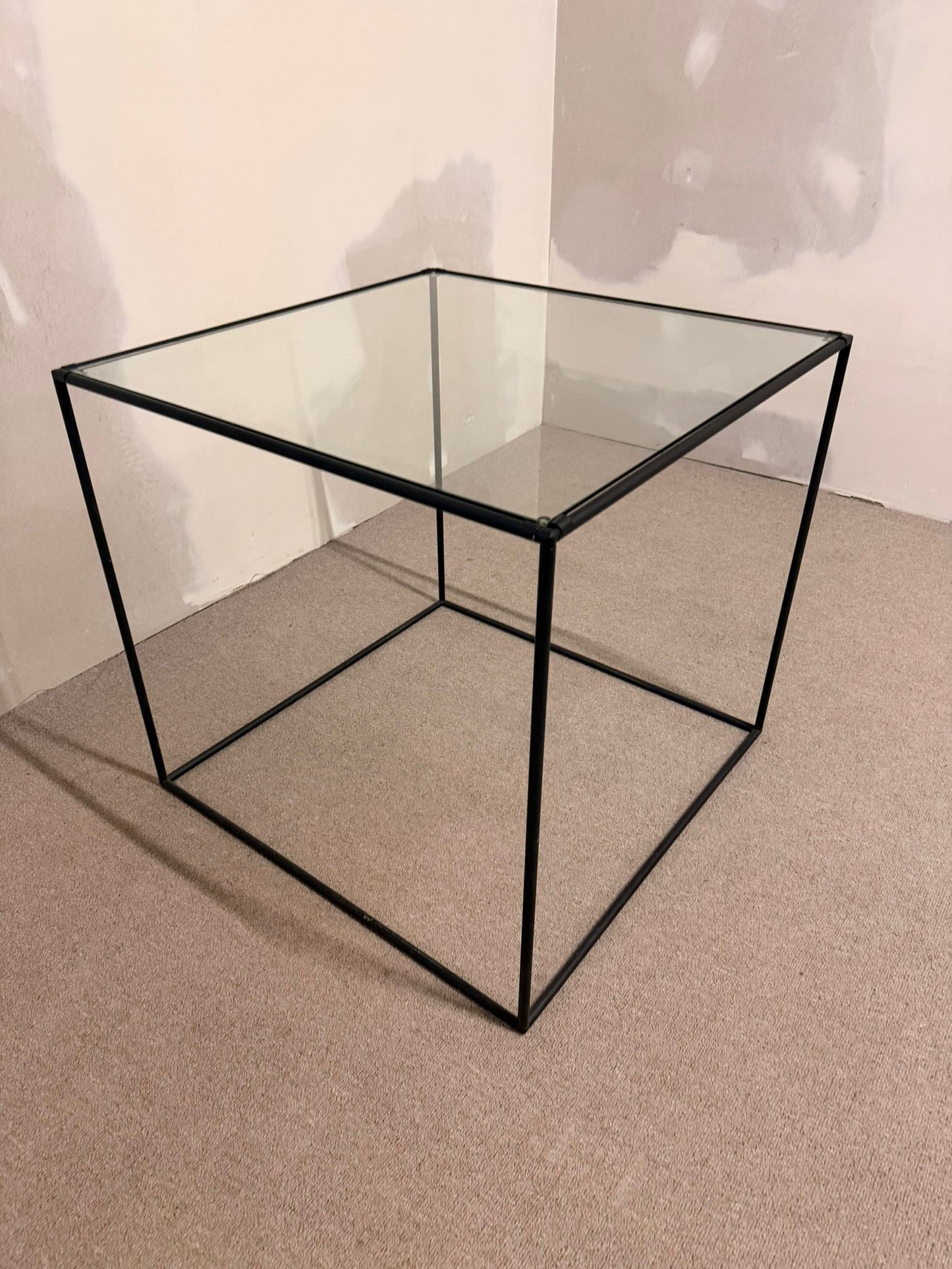 Würfelförmiger Beistelltisch Cube aus schwarzem Metall/ Glas