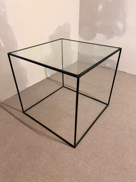 Würfelförmiger Beistelltisch Cube aus schwarzem Metall/ Glas