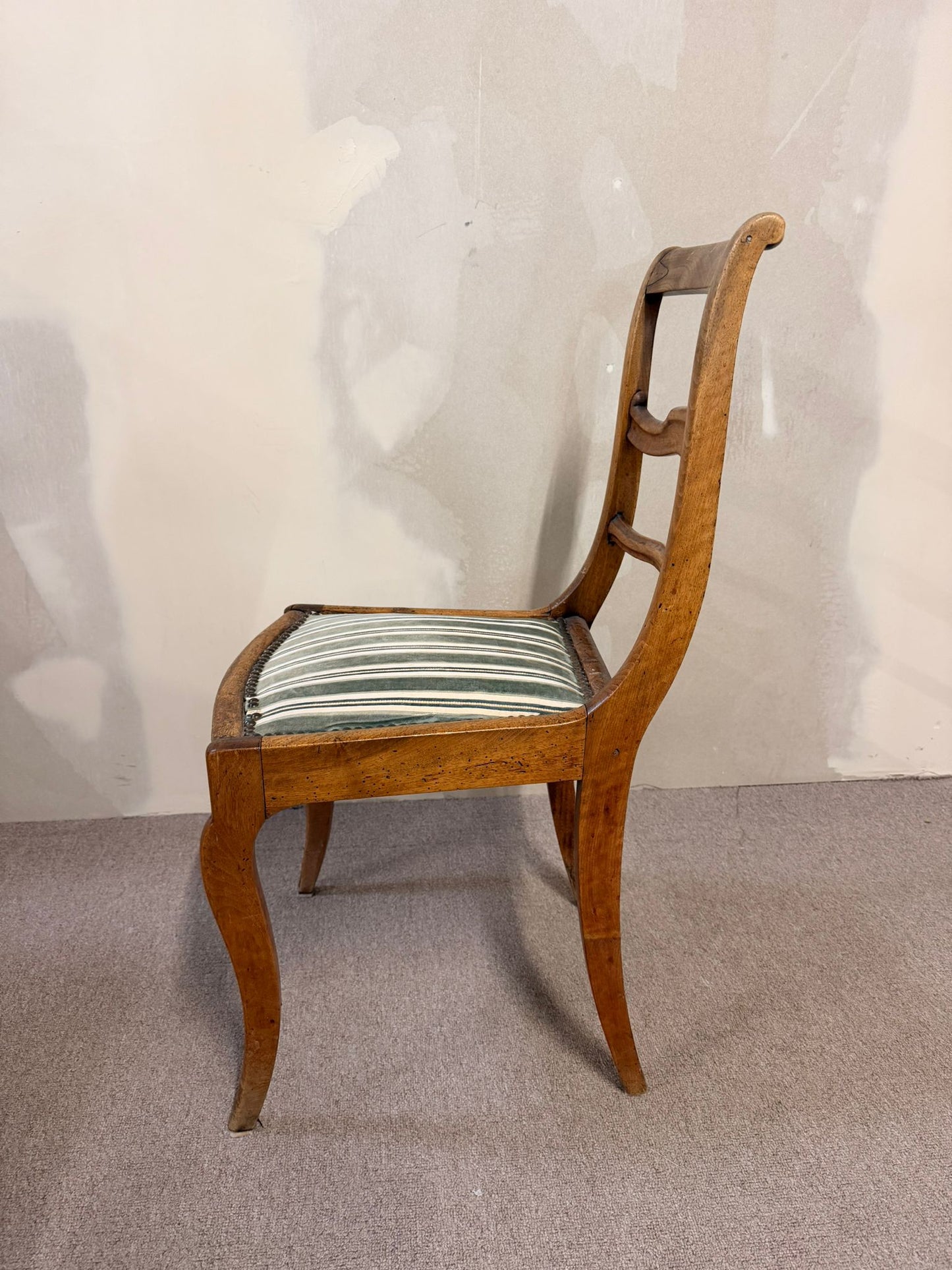 Antiker Biedermeier Landhaus Stuhl mit Polstersitz