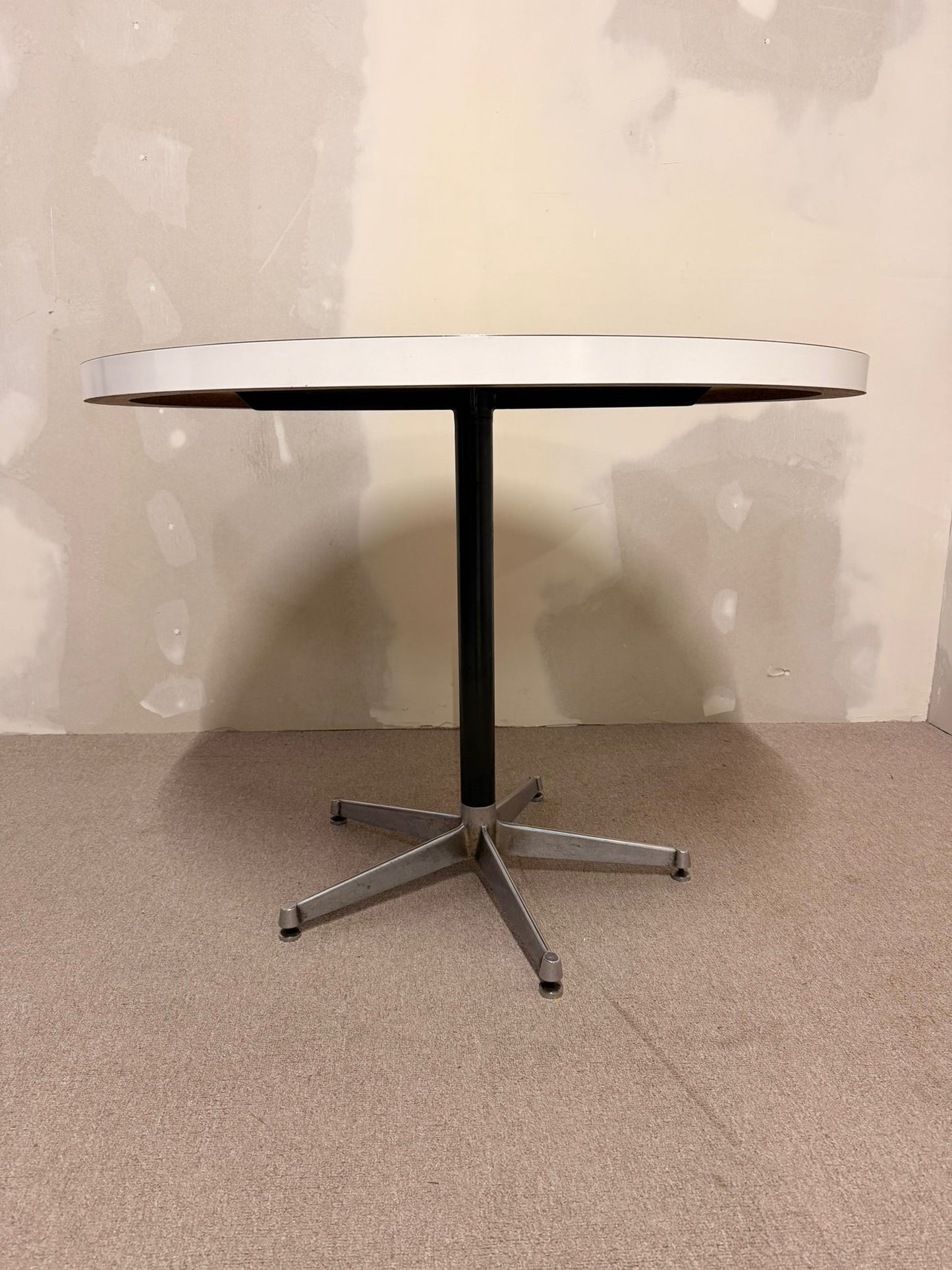 Runder  Mid Century Esstisch weiss im Hermann Miller Stil