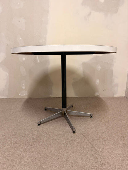 Runder  Mid Century Esstisch weiss im Hermann Miller Stil