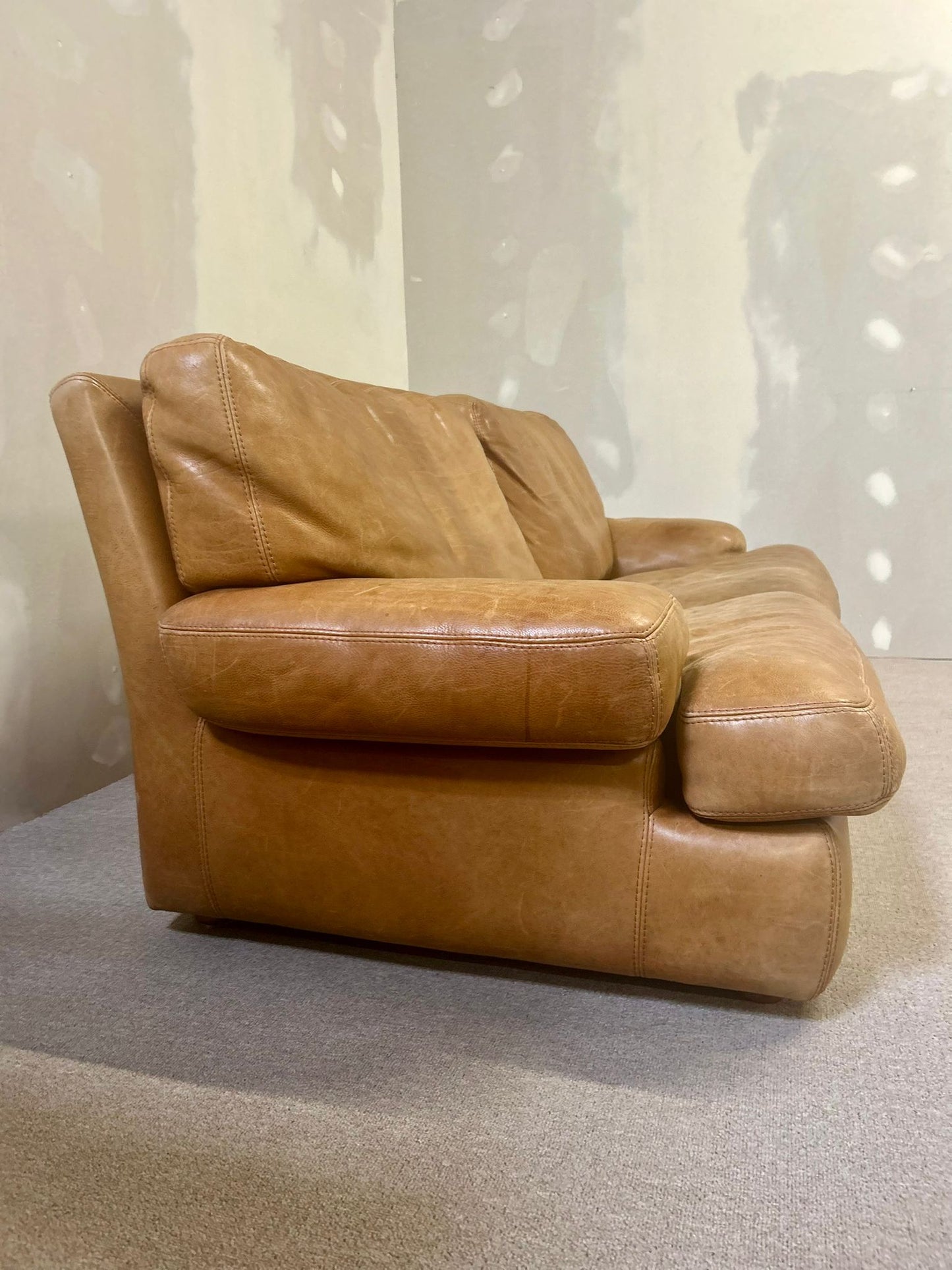 Vintage Roche Bobois Ledersofa in Cognacfarbe 70er 2 Sitzer