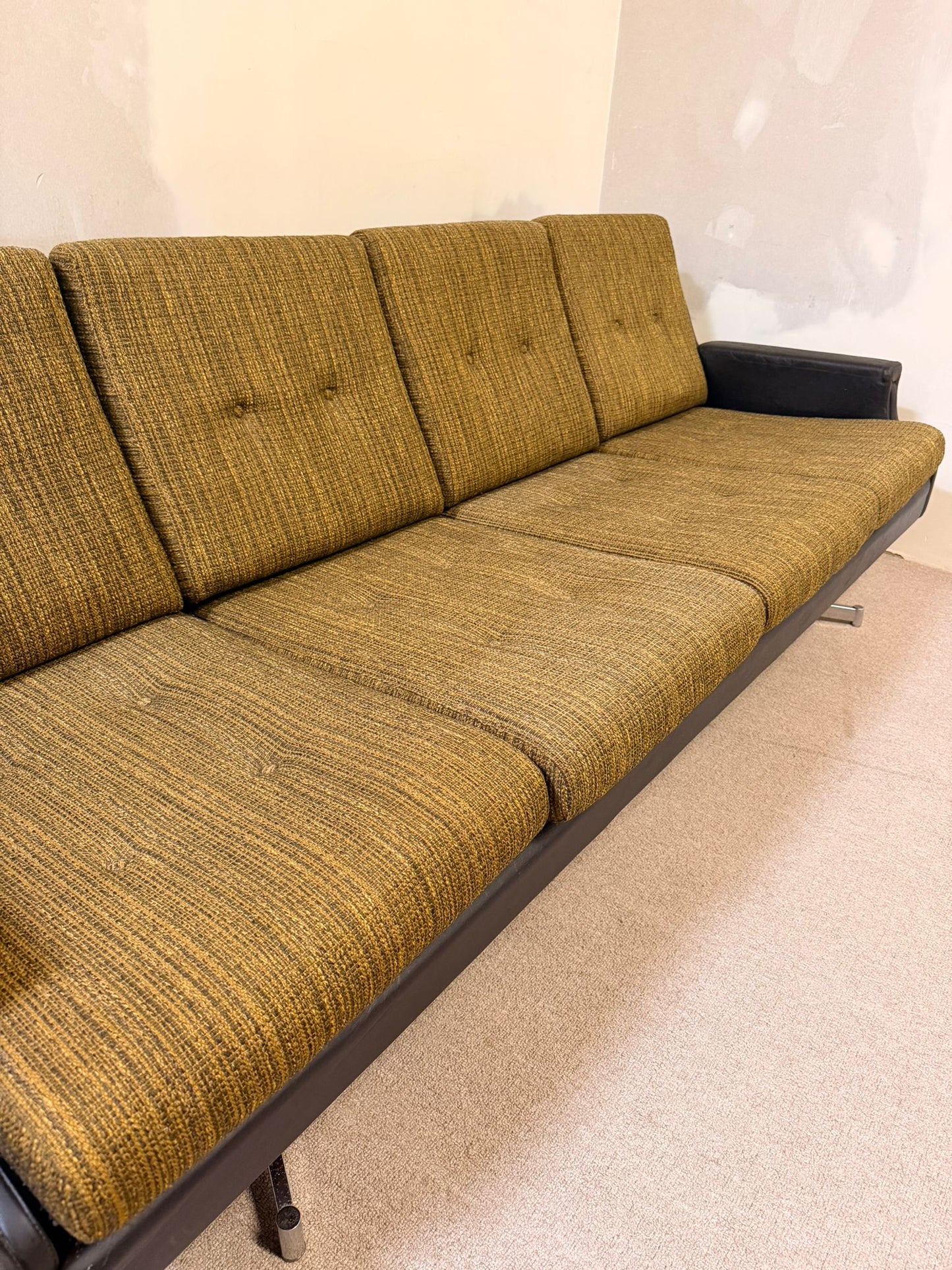 Edles vintage 4-sitzer Sofa mit Metallfüssen, Leder 70`s