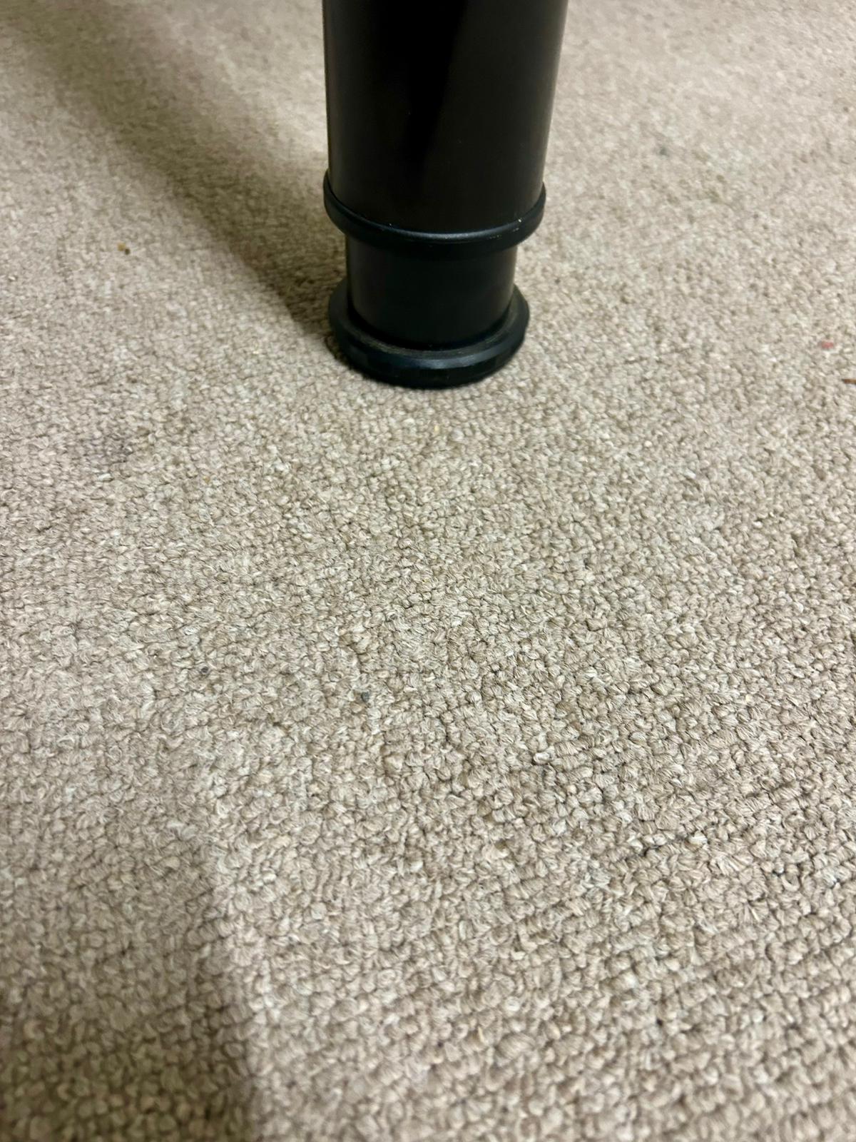 Tisch, Küchentisch mit weisser Tischplatte, schwarze Beine