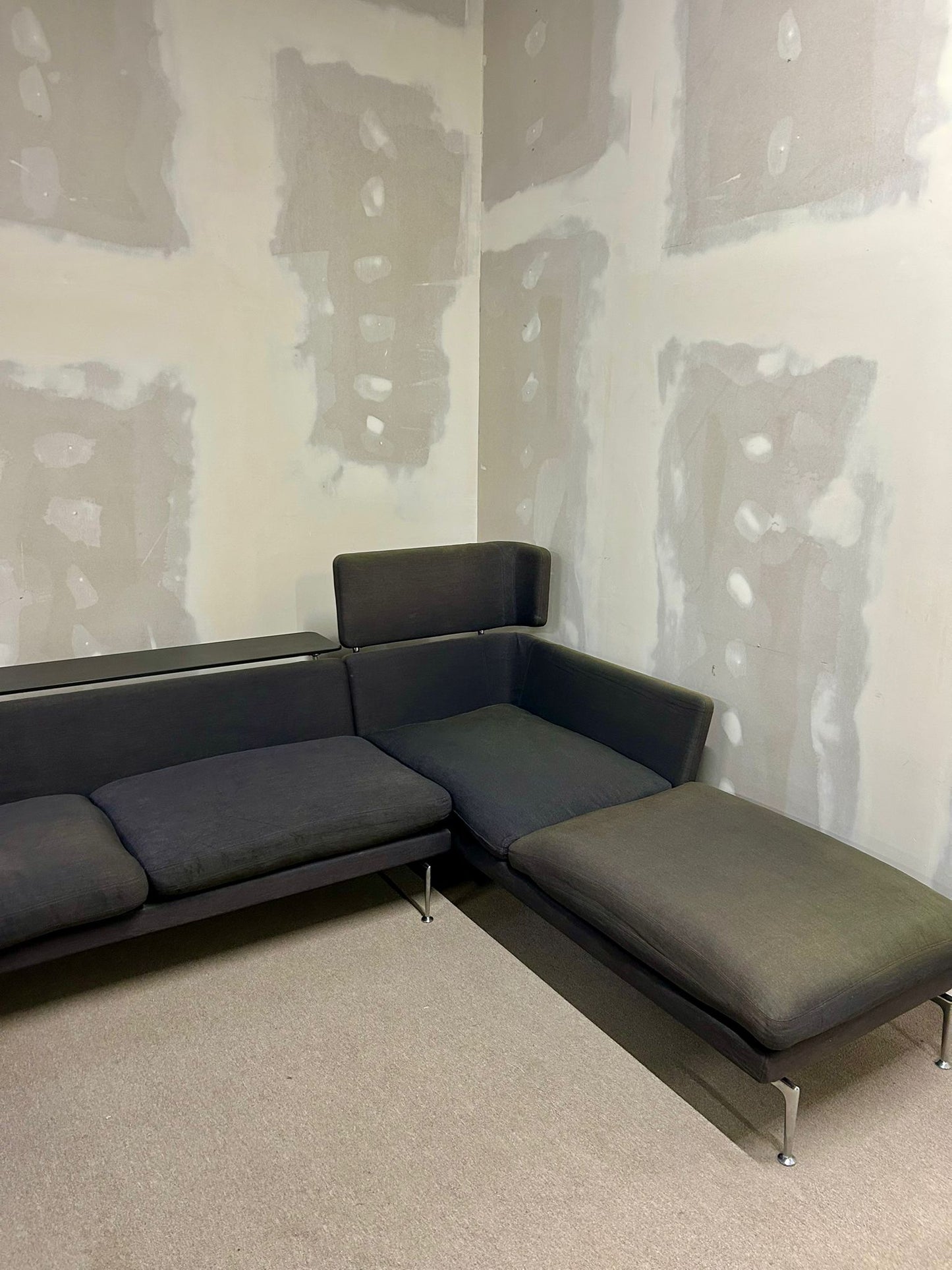 Vitra Suita Sofa, dunkelgrau modulares Ecksofa mit Ablage