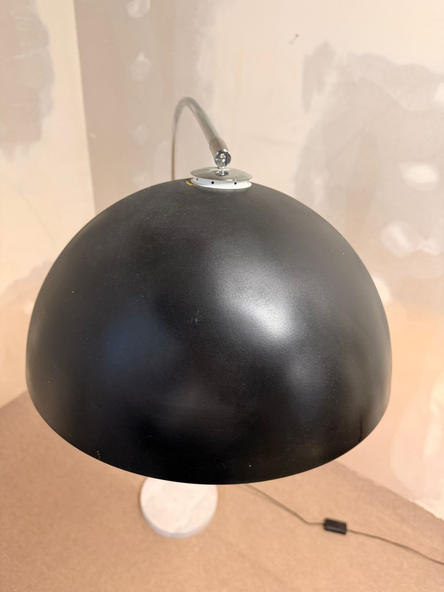 Bogenlampe mit Marmorfuss und schwarzem Lampenschirm