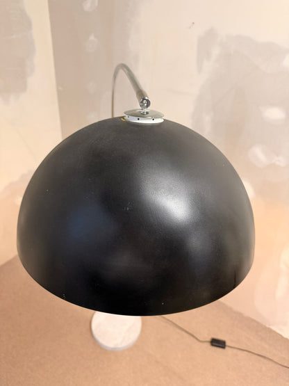 Bogenlampe mit Marmorfuss und schwarzem Lampenschirm