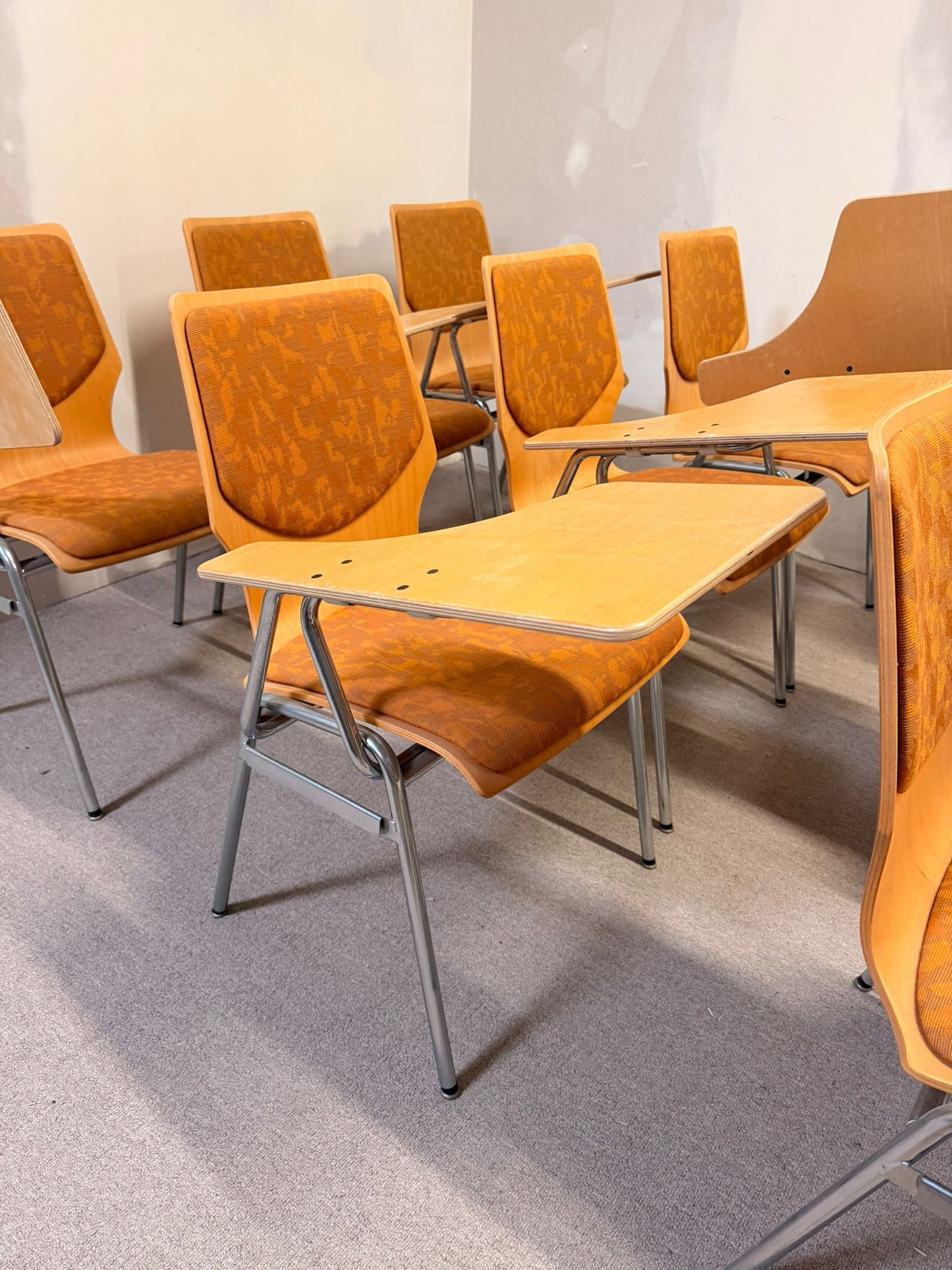 12 vintage Stühle mit Schreibplatte stapelbar Seminarstuhl