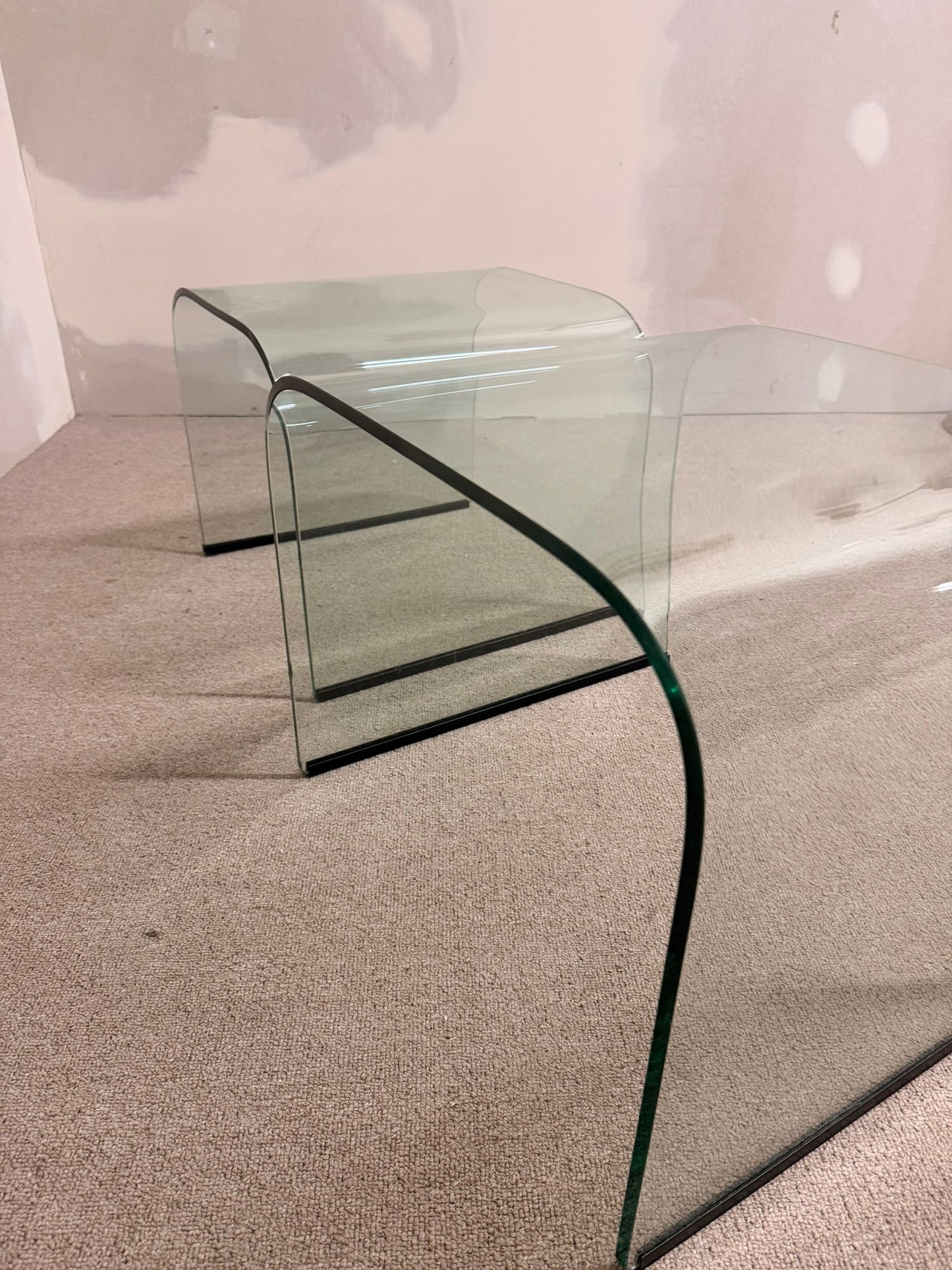 2er Set Gebogene Glas Beistelltische Waterfall Satztische