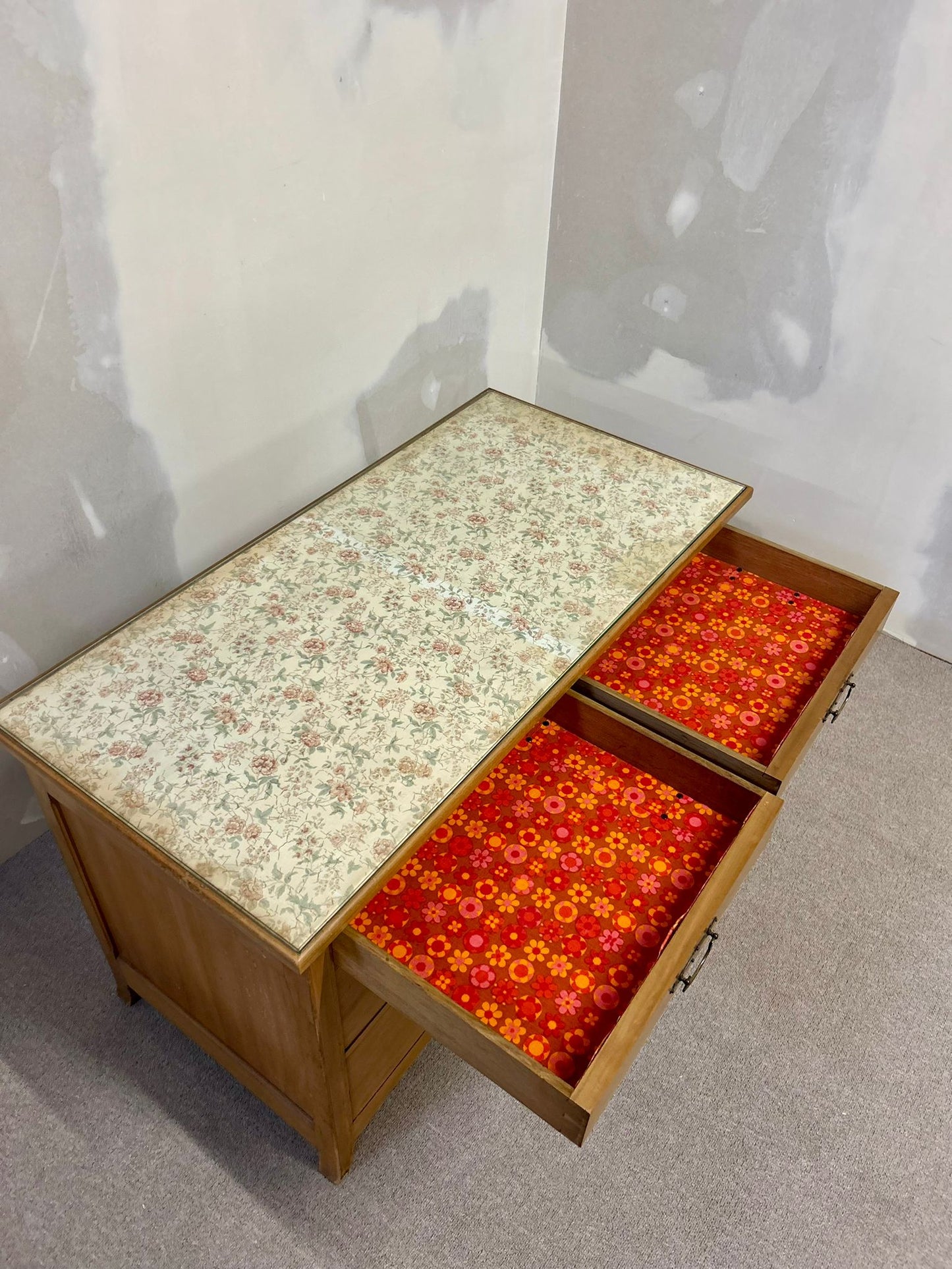 Mid Century Holz Kommode mit 4 Schubladen Vintage Glasplatte