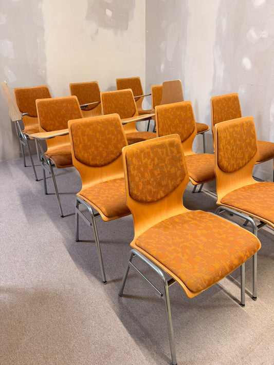 12 vintage Stühle mit Schreibplatte stapelbar Seminarstuhl