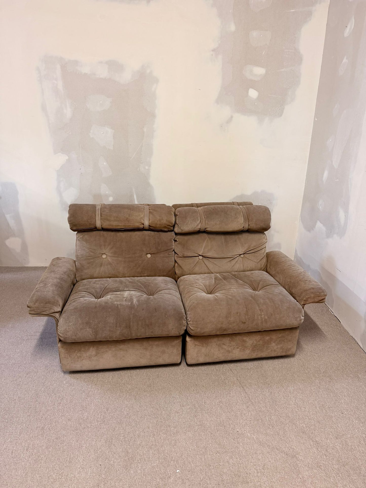 Italienisches modulares 70er Jahre Wildleder Sofa 2-Sitzer
