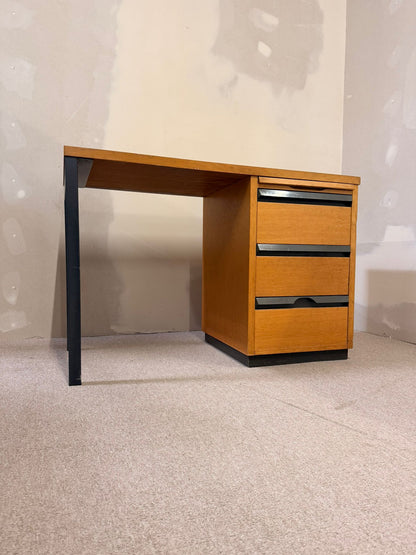 Vintage Schreibtisch mit Schubladen aus den 70er Jahre