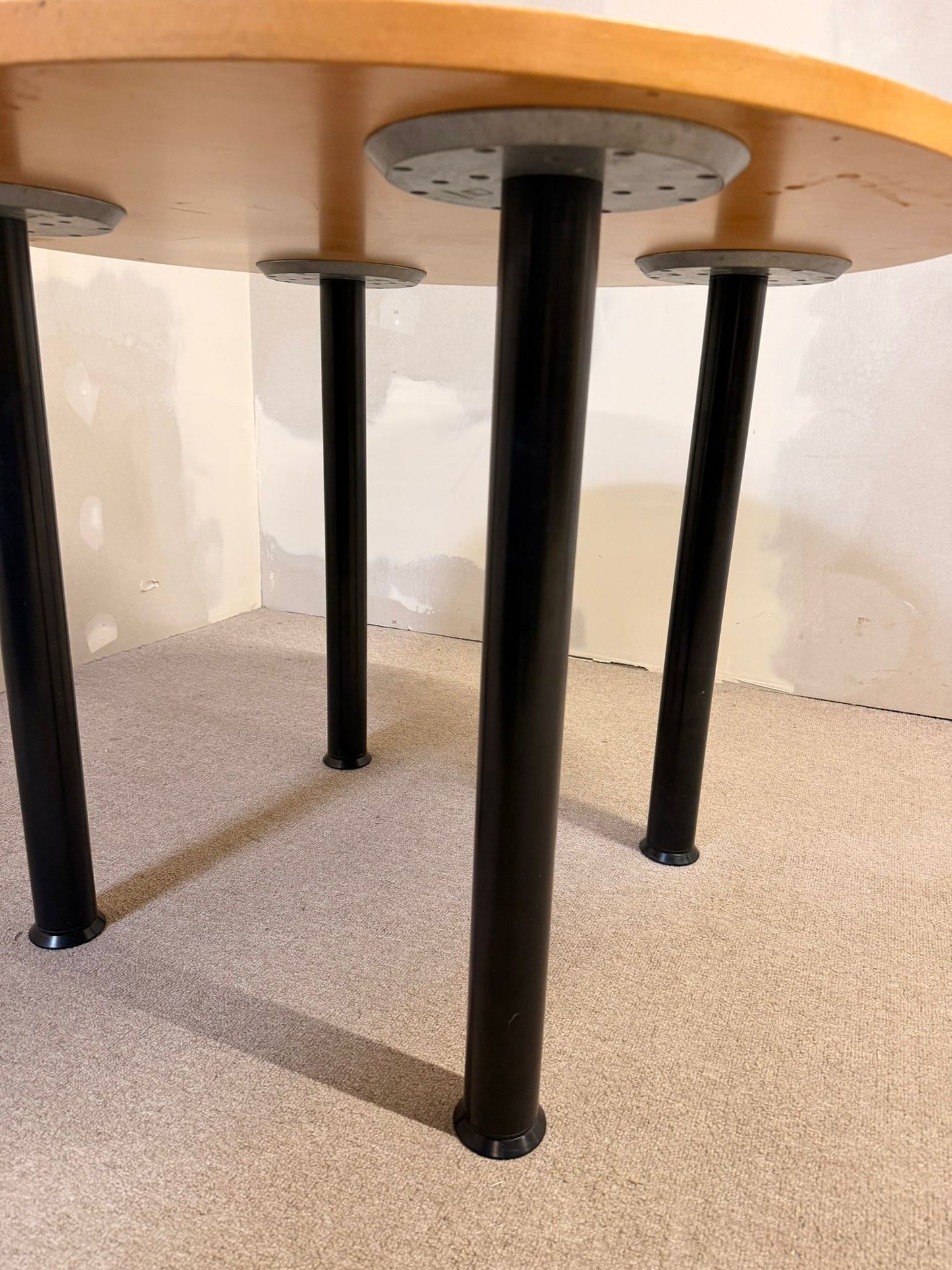 Stabiler runder Holz Tisch mit schwarzen Metallbeinen