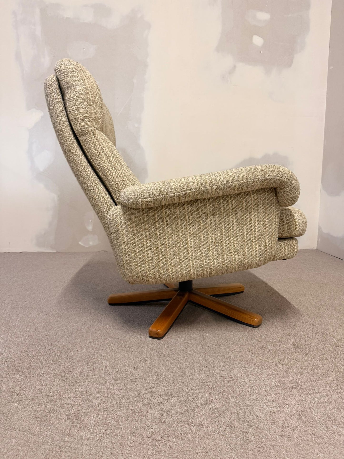 Dänischer Mid Century Sessel mit Strukturstoffbezug, retro
