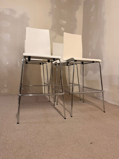 Barhocker, stapelbar, weisse Sitzschale, Metallbeine 4x verf