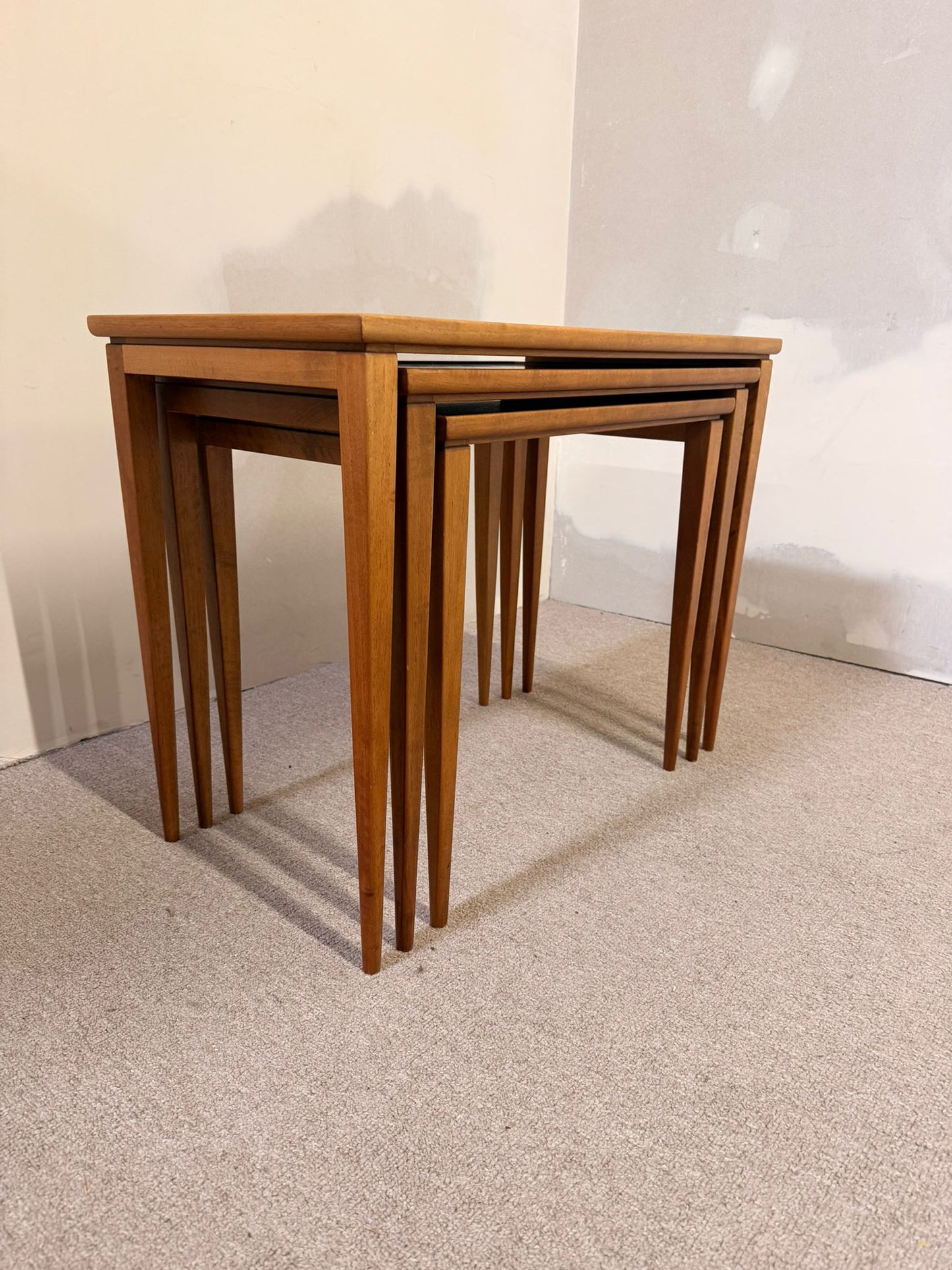 Satztische aus Teak, skandinavisches Design der 60er Jahre