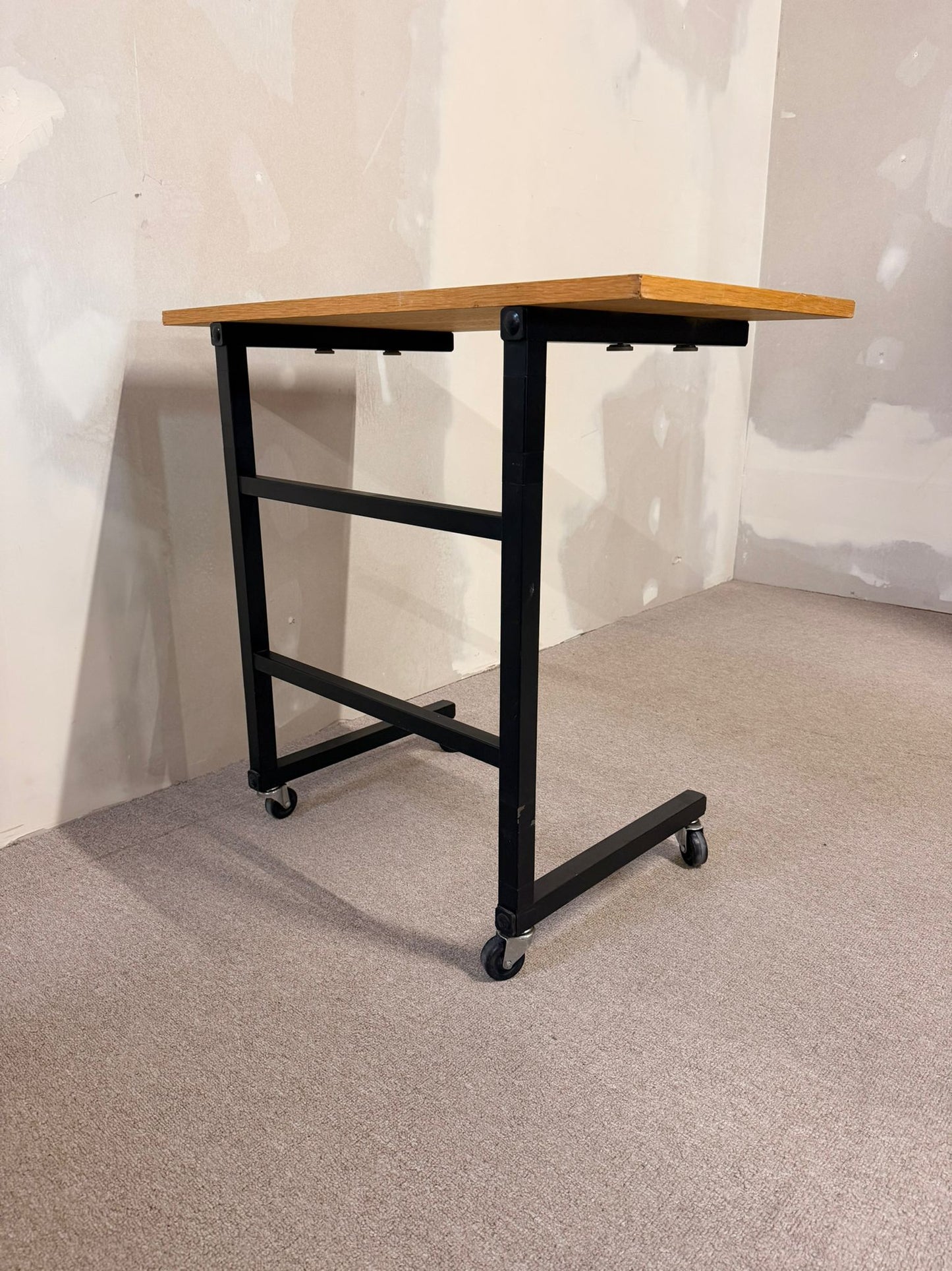Mobiler Vintage Beistelltisch Atelierwagen im Industrie Stil