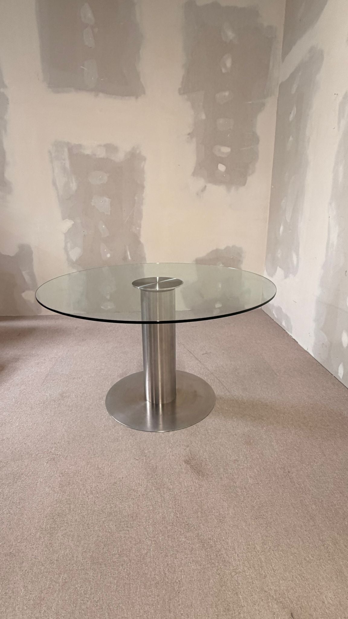 Edler Esstisch aus Glas mit poliertem Edelstahlgestell rund